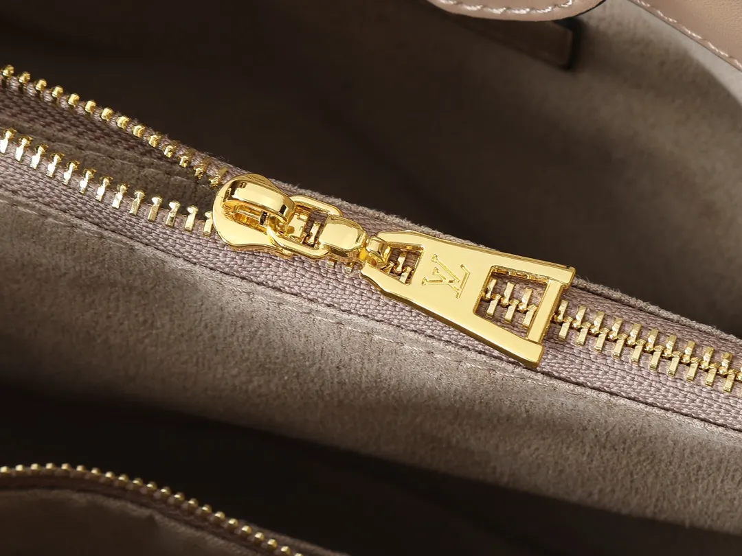 💰260💰Upgraded original M25575 M25577 M15231 City Avenue PM (Avenue PM) combines functionality with elegant silhouette for a fashionable urban lifestyle. A piece that adds a touch of elegance to both everyday and evening looks. A modern tote bag inspired by the elegant streets of Paris. The signature Monogram prefixed leather material is decorated with name patterns and gold hardware design. Fold the handle inside to create a cross-shaped messenger bag. Dimensions: 30 x 19.5 x 12 cm (length x height x width)