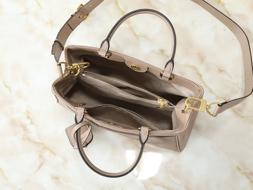 💰260💰Upgraded original M25575 M25577 M15231 City Avenue PM (Avenue PM) combines functionality with elegant silhouette for a fashionable urban lifestyle. A piece that adds a touch of elegance to both everyday and evening looks. A modern tote bag inspired by the elegant streets of Paris. The signature Monogram prefixed leather material is decorated with name patterns and gold hardware design. Fold the handle inside to create a cross-shaped messenger bag. Dimensions: 30 x 19.5 x 12 cm (length x height x width)