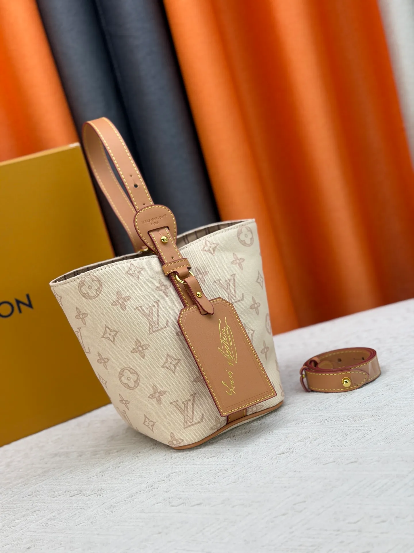 P230 upgraded original M27529 M12925 M12926 M13480 M13044 M14356 M13045 M13089 This All In BB handbag is made of Monogram canvas with shiny metal parts, and the iconic pendant and nameplate highlight the classic style. The adjustable shoulder strap continues the brand's trunk-making heritage, and the leather shoulder strap adds cross-body and shoulder carry options. The foldable design enables the silhouette to be retracted and retracted freely, providing ample space for daily use. 16.0 x 18.0 x 12.0 cm (length x height x width)
