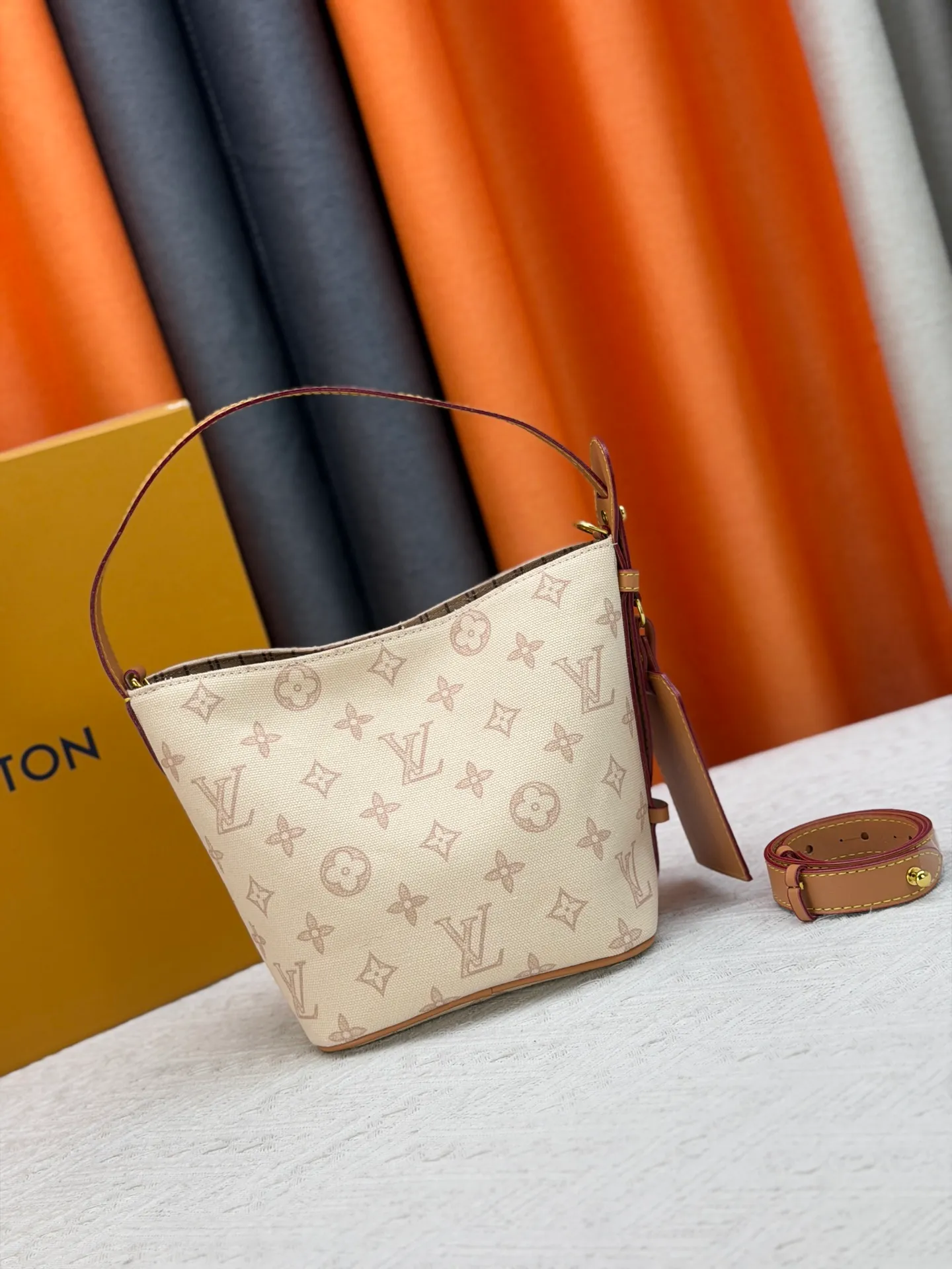 P230 upgraded original M27529 M12925 M12926 M13480 M13044 M14356 M13045 M13089 This All In BB handbag is made of Monogram canvas with shiny metal parts, and the iconic pendant and nameplate highlight the classic style. The adjustable shoulder strap continues the brand's trunk-making heritage, and the leather shoulder strap adds cross-body and shoulder carry options. The foldable design enables the silhouette to be retracted and retracted freely, providing ample space for daily use. 16.0 x 18.0 x 12.0 cm (length x height x width)