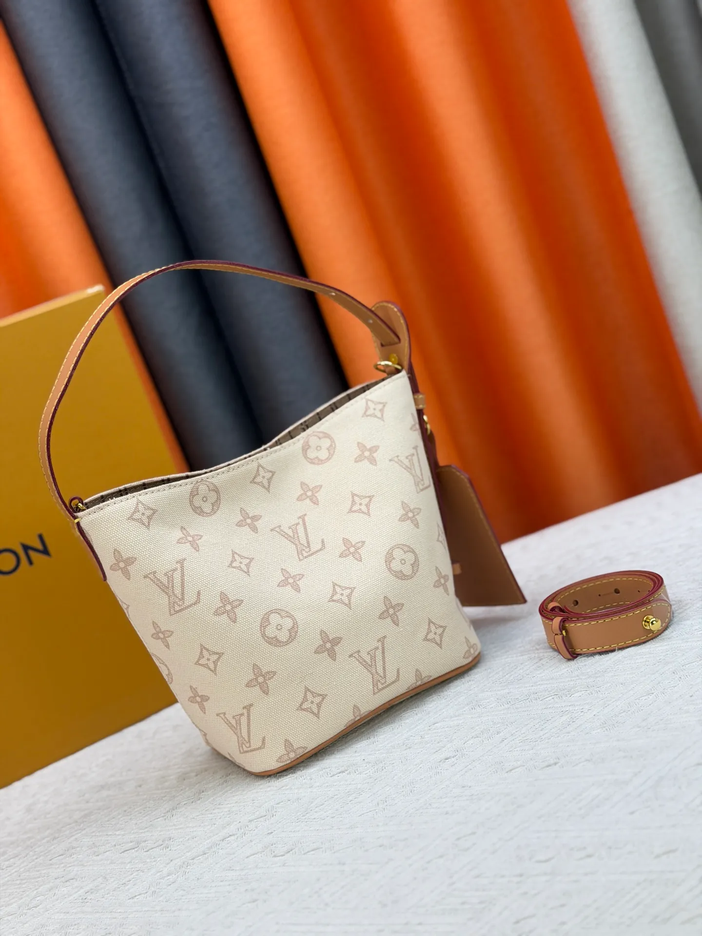 P230 upgraded original M27529 M12925 M12926 M13480 M13044 M14356 M13045 M13089 This All In BB handbag is made of Monogram canvas with shiny metal parts, and the iconic pendant and nameplate highlight the classic style. The adjustable shoulder strap continues the brand's trunk-making heritage, and the leather shoulder strap adds cross-body and shoulder carry options. The foldable design enables the silhouette to be retracted and retracted freely, providing ample space for daily use. 16.0 x 18.0 x 12.0 cm (length x height x width)