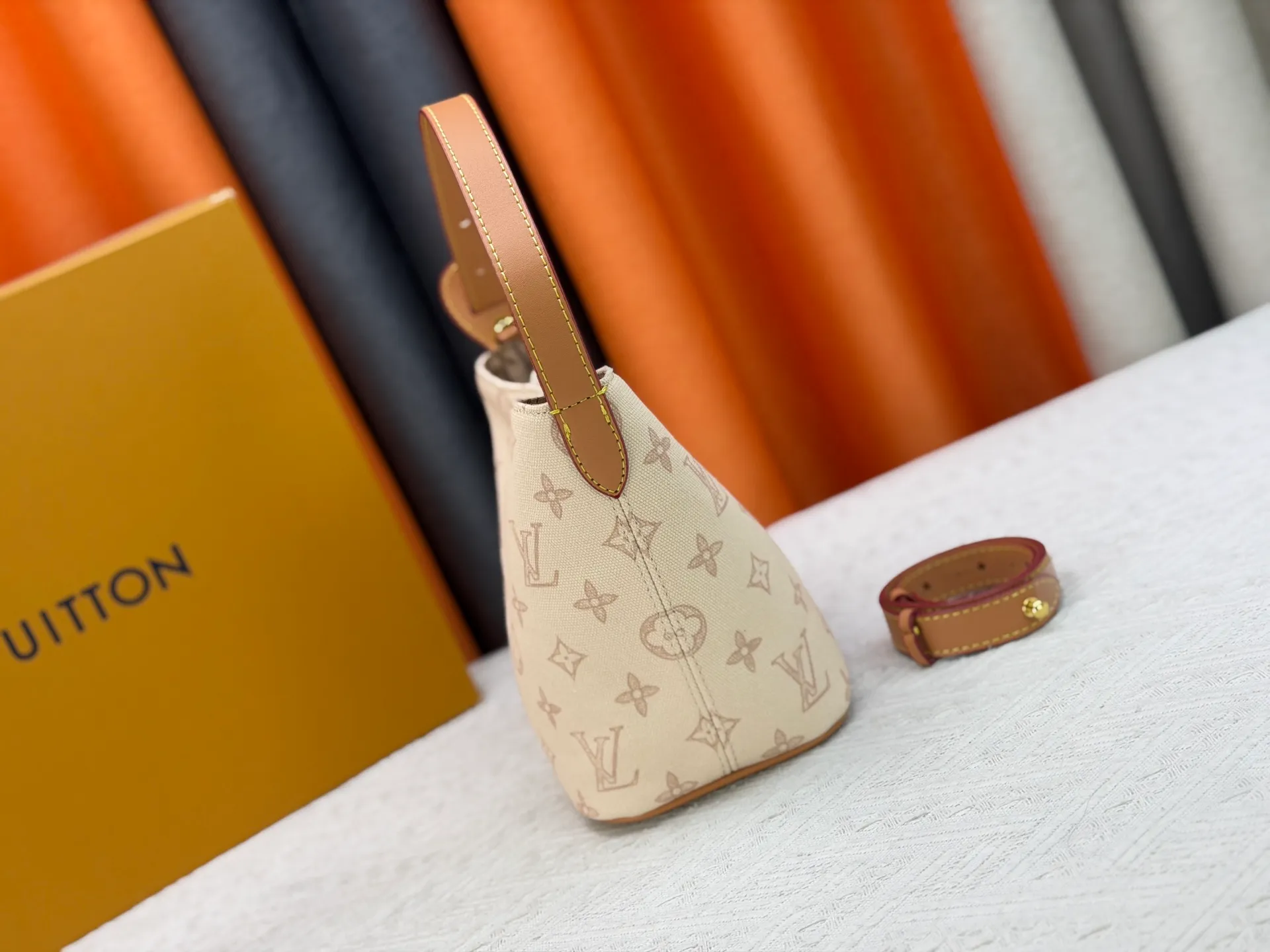 P230 upgraded original M27529 M12925 M12926 M13480 M13044 M14356 M13045 M13089 This All In BB handbag is made of Monogram canvas with shiny metal parts, and the iconic pendant and nameplate highlight the classic style. The adjustable shoulder strap continues the brand's trunk-making heritage, and the leather shoulder strap adds cross-body and shoulder carry options. The foldable design enables the silhouette to be retracted and retracted freely, providing ample space for daily use. 16.0 x 18.0 x 12.0 cm (length x height x width)