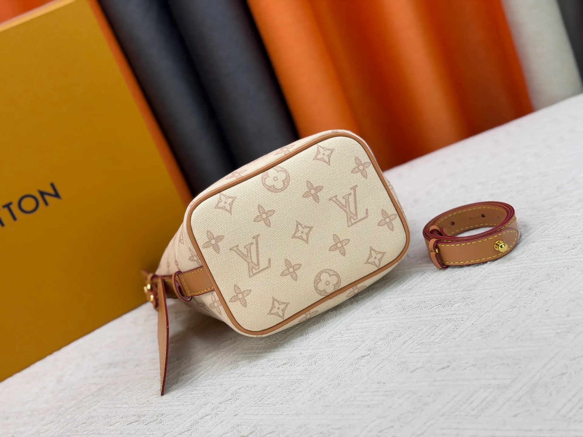 P230 upgraded original M27529 M12925 M12926 M13480 M13044 M14356 M13045 M13089 This All In BB handbag is made of Monogram canvas with shiny metal parts, and the iconic pendant and nameplate highlight the classic style. The adjustable shoulder strap continues the brand's trunk-making heritage, and the leather shoulder strap adds cross-body and shoulder carry options. The foldable design enables the silhouette to be retracted and retracted freely, providing ample space for daily use. 16.0 x 18.0 x 12.0 cm (length x height x width)