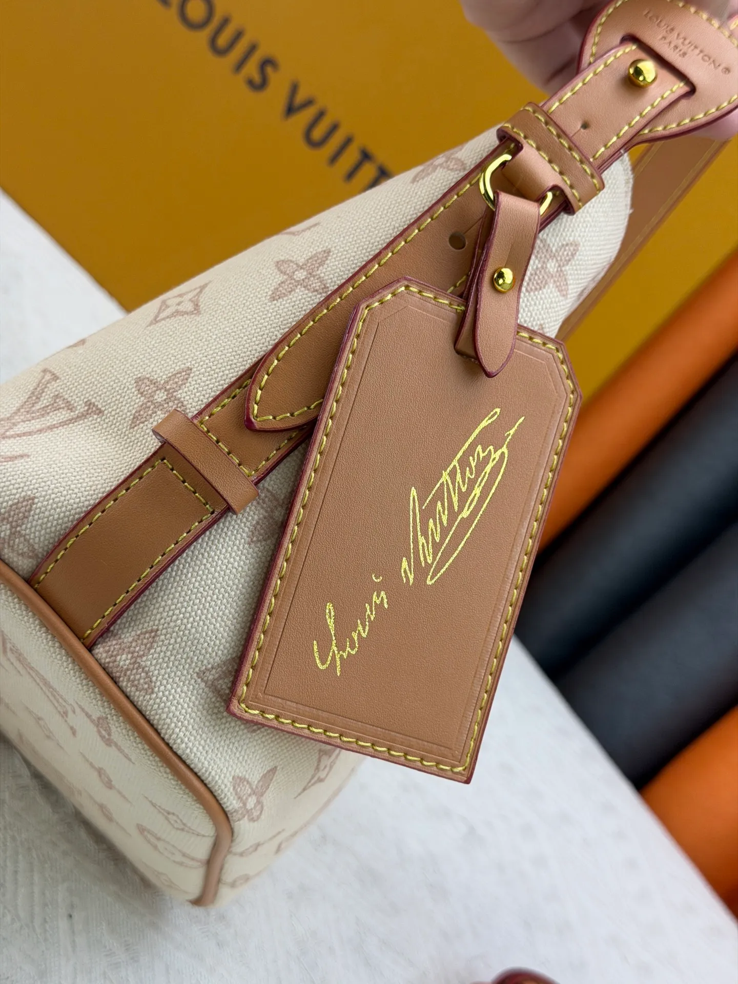 P230 upgraded original M27529 M12925 M12926 M13480 M13044 M14356 M13045 M13089 This All In BB handbag is made of Monogram canvas with shiny metal parts, and the iconic pendant and nameplate highlight the classic style. The adjustable shoulder strap continues the brand's trunk-making heritage, and the leather shoulder strap adds cross-body and shoulder carry options. The foldable design enables the silhouette to be retracted and retracted freely, providing ample space for daily use. 16.0 x 18.0 x 12.0 cm (length x height x width)