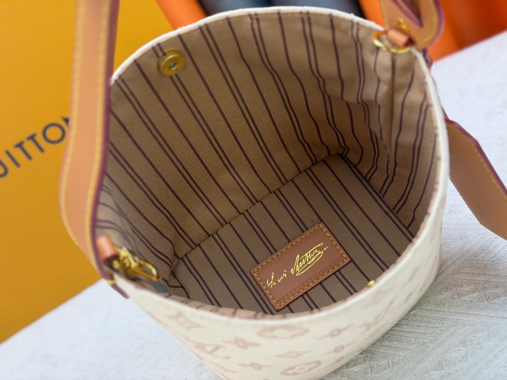 P230 upgraded original M27529 M12925 M12926 M13480 M13044 M14356 M13045 M13089 This All In BB handbag is made of Monogram canvas with shiny metal parts, and the iconic pendant and nameplate highlight the classic style. The adjustable shoulder strap continues the brand's trunk-making heritage, and the leather shoulder strap adds cross-body and shoulder carry options. The foldable design enables the silhouette to be retracted and retracted freely, providing ample space for daily use. 16.0 x 18.0 x 12.0 cm (length x height x width)