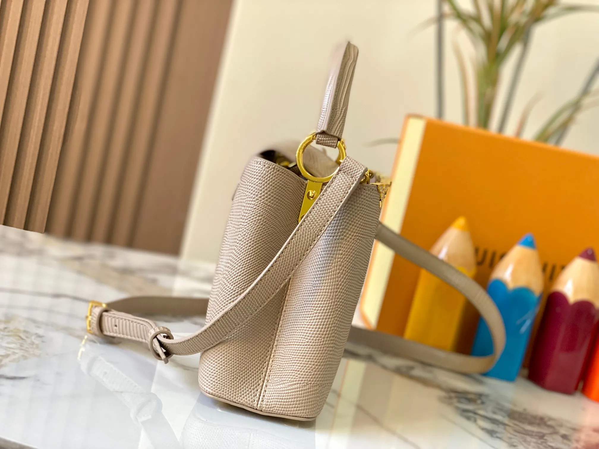 Top original P460 Guangzhou product M12297 apricot lizard leather with gold diamond corolla 🔺This CapucinesBB handbag exquisitely combines graceful lizard skin outer layer, delicate sheepskin lining and glossy metal parts. The iconic flap achieves two styles. The LV logo can be read on the inside and the Monogram flower blooms on the outside. It lights up an eye-catching corner for evening occasions and adds a personalized atmosphere to the wardrobe. Shine gorgeous style in day and night occasions.  Detailed features 27 x 18 x 9 cm (length x height x width)