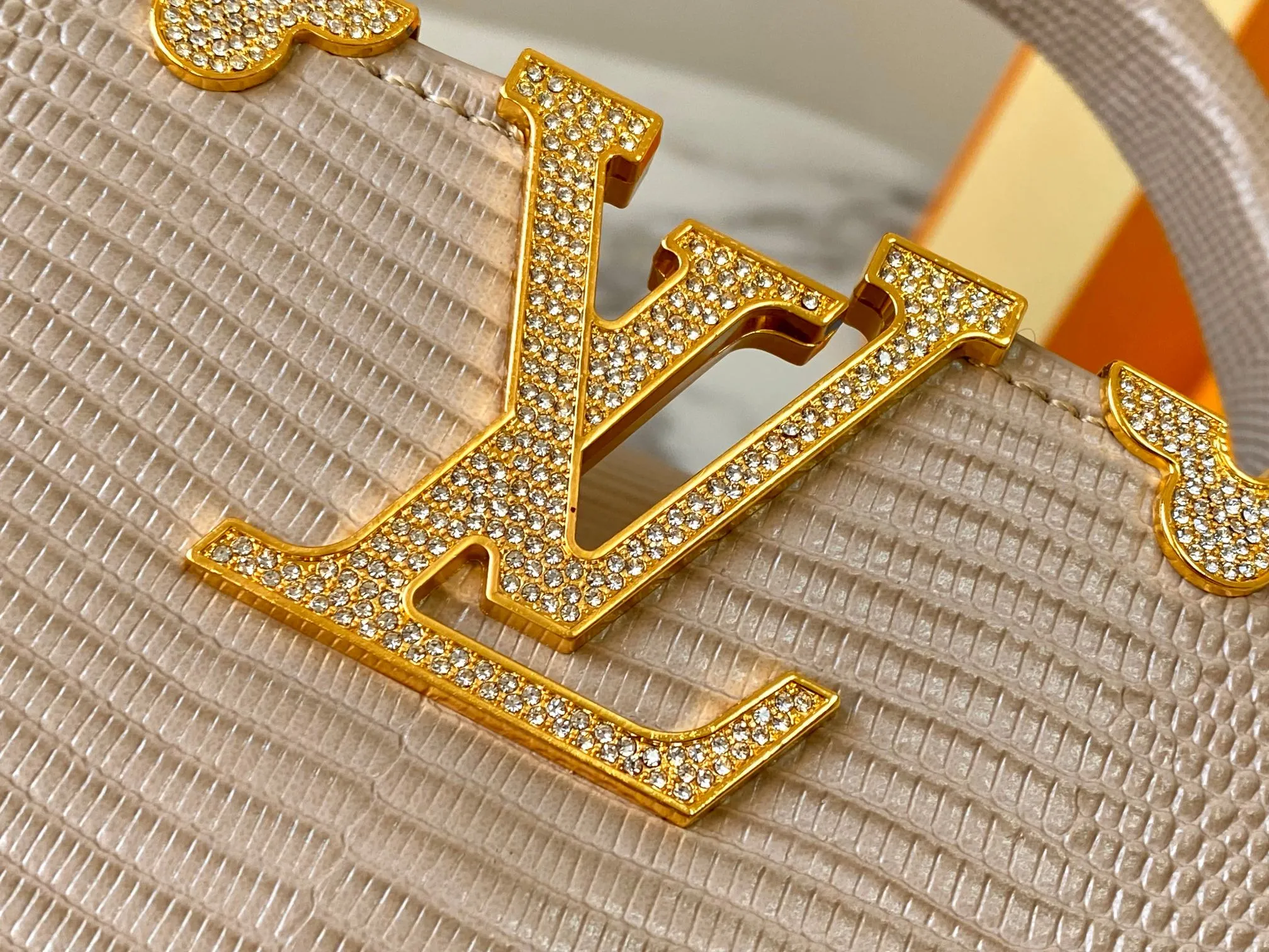 Top original P460 Guangzhou product M12297 apricot lizard leather with gold diamond corolla 🔺This CapucinesBB handbag exquisitely combines graceful lizard skin outer layer, delicate sheepskin lining and glossy metal parts. The iconic flap achieves two styles. The LV logo can be read on the inside and the Monogram flower blooms on the outside. It lights up an eye-catching corner for evening occasions and adds a personalized atmosphere to the wardrobe. Shine gorgeous style in day and night occasions.  Detailed features 27 x 18 x 9 cm (length x height x width)