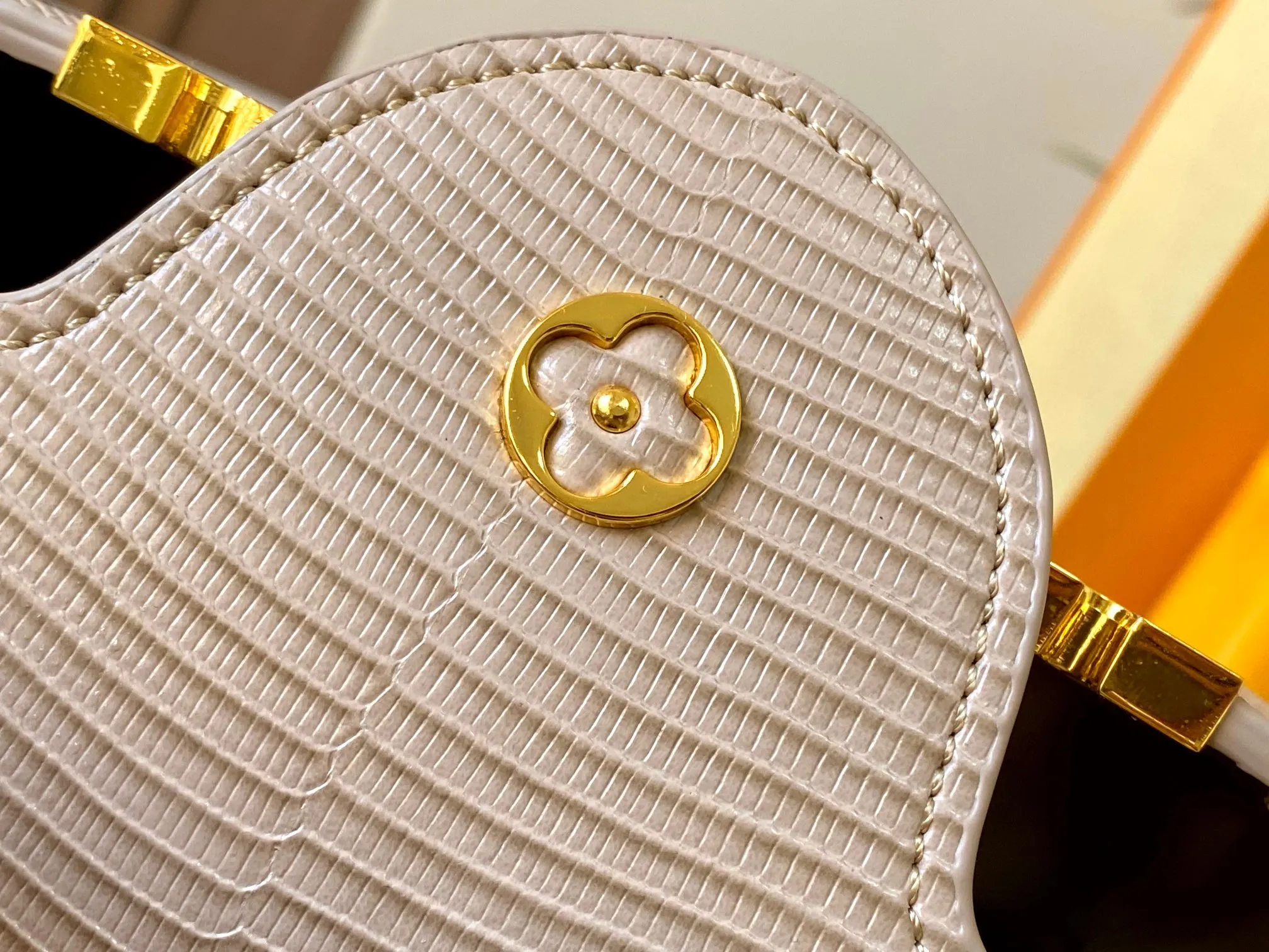 Top original P460 Guangzhou product M12297 apricot lizard leather with gold diamond corolla 🔺This CapucinesBB handbag exquisitely combines graceful lizard skin outer layer, delicate sheepskin lining and glossy metal parts. The iconic flap achieves two styles. The LV logo can be read on the inside and the Monogram flower blooms on the outside. It lights up an eye-catching corner for evening occasions and adds a personalized atmosphere to the wardrobe. Shine gorgeous style in day and night occasions.  Detailed features 27 x 18 x 9 cm (length x height x width)