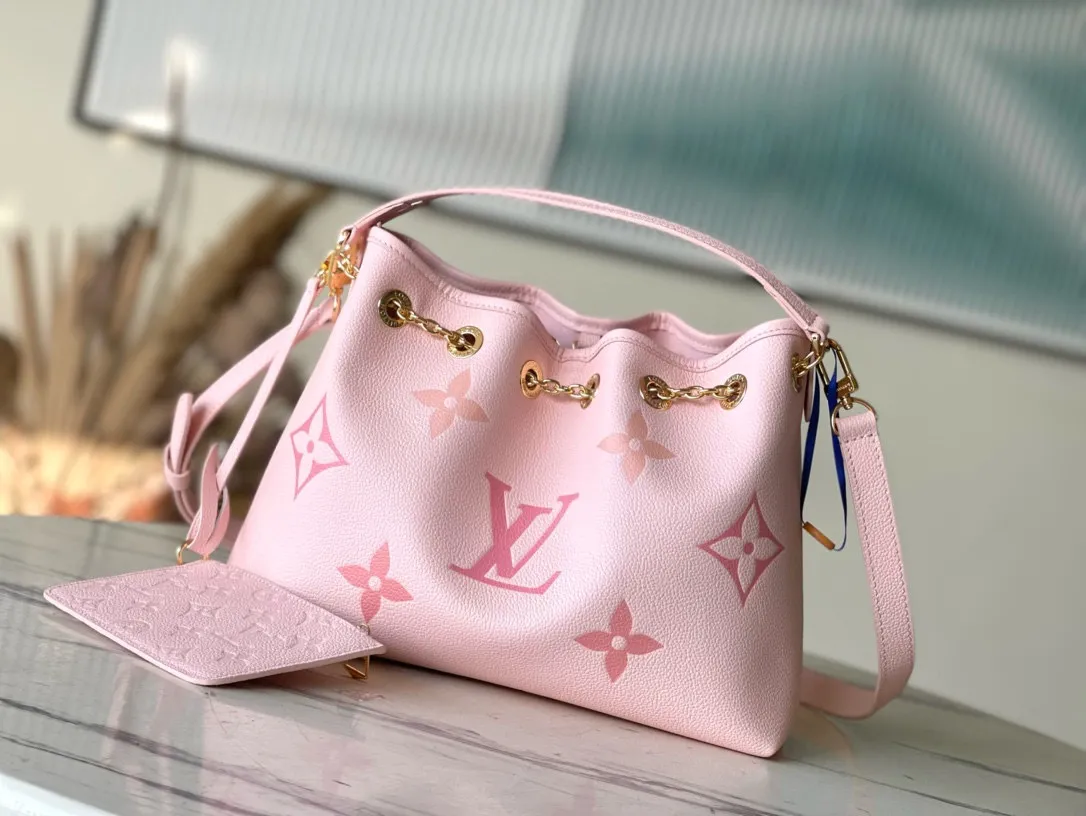 💰1260 (top layer leather) top original order M46492 pink silk screen full leather chain bag bucket bag series This Summer Bundle handbag is from the Dégradé series. The new drawstring design adds a summer atmosphere. The Monogram Empreinte embossed leather bag features a gradient tone to brighten any seasonal look. The double handles and detachable cross-body strap provide a variety of stylish carrying options, making it a great companion for travel day and night. Size: 28*20*11.5cm