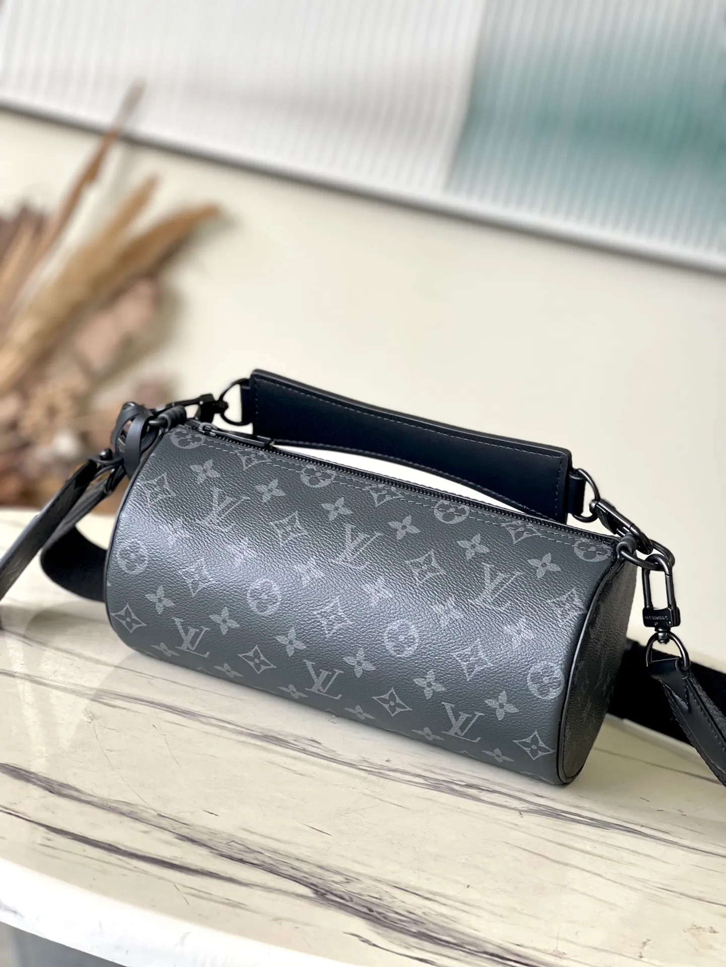 💰800 Top Original Order M46796 Black Flower This Soft Polochon small handbag is made of Monogram Eclipse coated canvas to create a close-fitting configuration, with the eye-catching Louis Vuitton logo to highlight the brand identity. The detachable handle makes it easy to carry by hand, and the detachable and adjustable jacquard strap is woven with the brand's logo, providing shoulder and cross-body options.