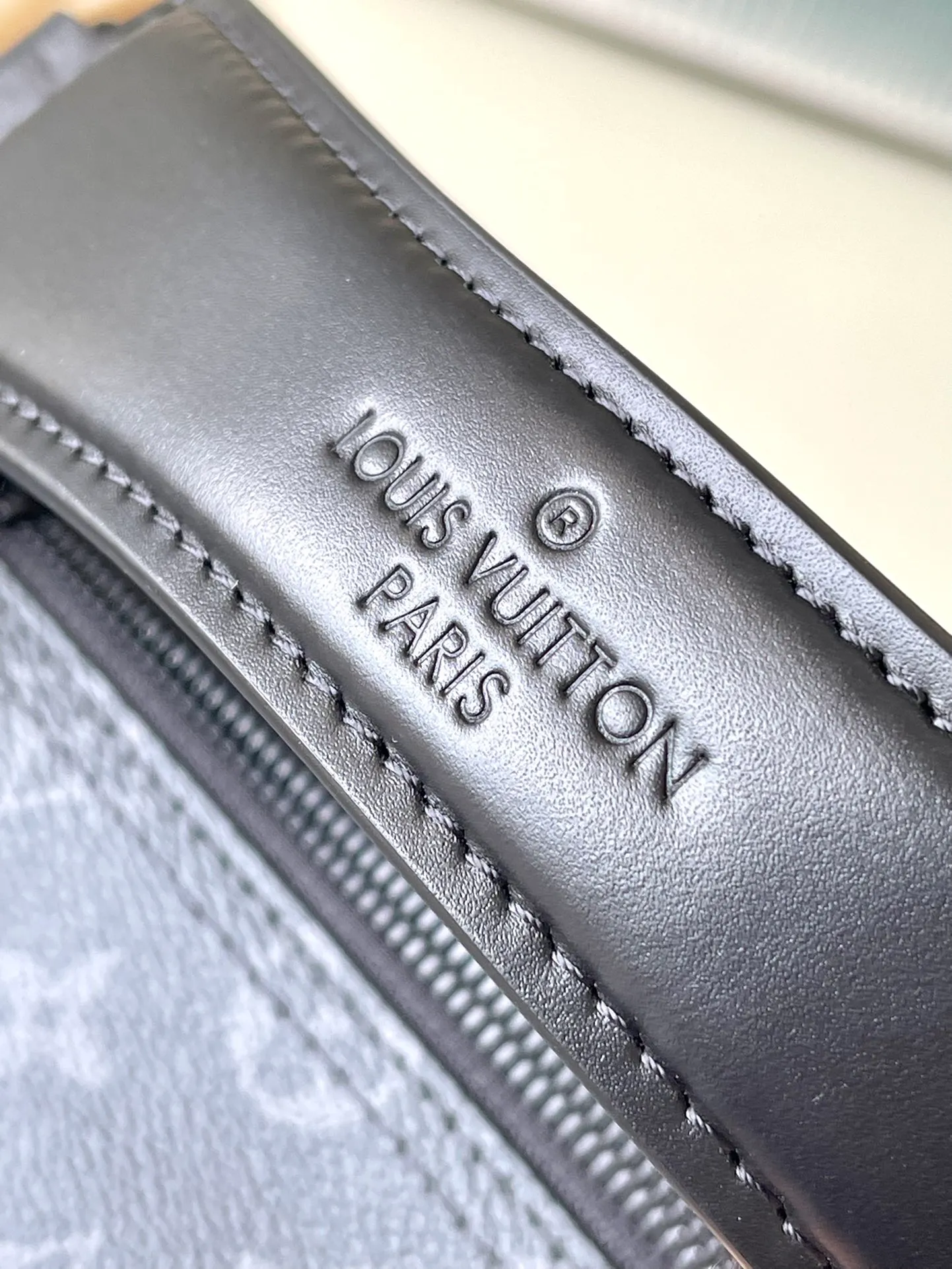 💰800 Top Original Order M46796 Black Flower This Soft Polochon small handbag is made of Monogram Eclipse coated canvas to create a close-fitting configuration, with the eye-catching Louis Vuitton logo to highlight the brand identity. The detachable handle makes it easy to carry by hand, and the detachable and adjustable jacquard strap is woven with the brand's logo, providing shoulder and cross-body options.