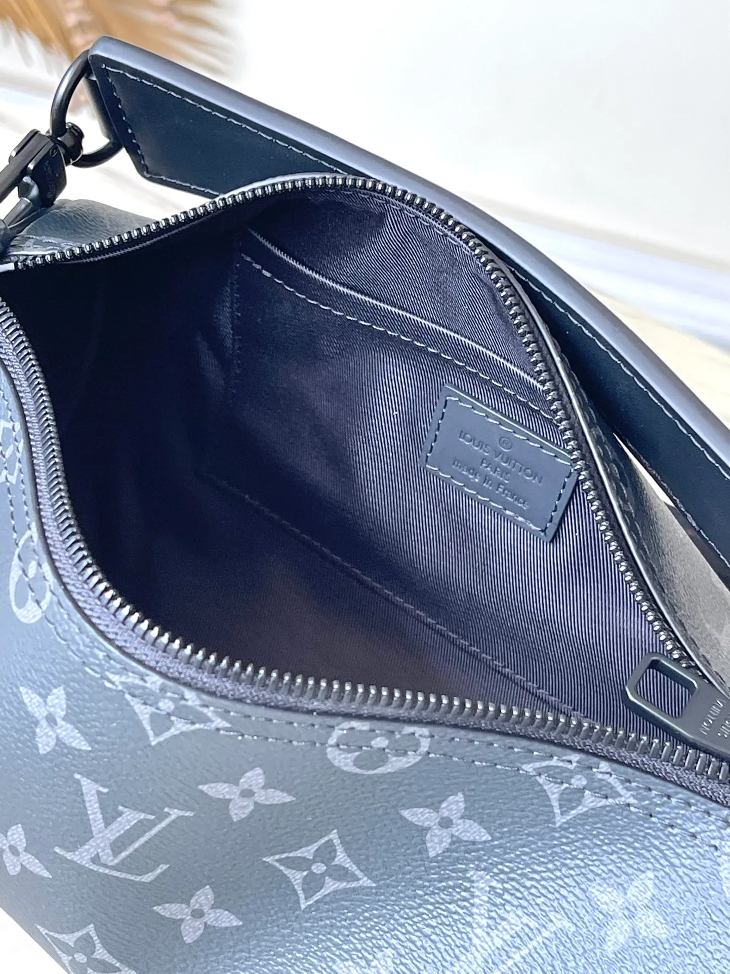💰800 Top Original Order M46796 Black Flower This Soft Polochon small handbag is made of Monogram Eclipse coated canvas to create a close-fitting configuration, with the eye-catching Louis Vuitton logo to highlight the brand identity. The detachable handle makes it easy to carry by hand, and the detachable and adjustable jacquard strap is woven with the brand's logo, providing shoulder and cross-body options.