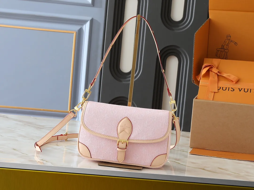 💰240💰Upgraded from the original M13070 M45985, this Diane handbag is made of classic Monogram denim, embellished with contrasting cow leather trim and dazzling metal parts, using modern touches to interpret the new season interest. The zippered interior pocket keeps valuables secure, and the removable leather shoulder strap allows for a variety of carrying options. Dimensions: 24.0 x 15.0 x 9.0 cm (length x height x width)