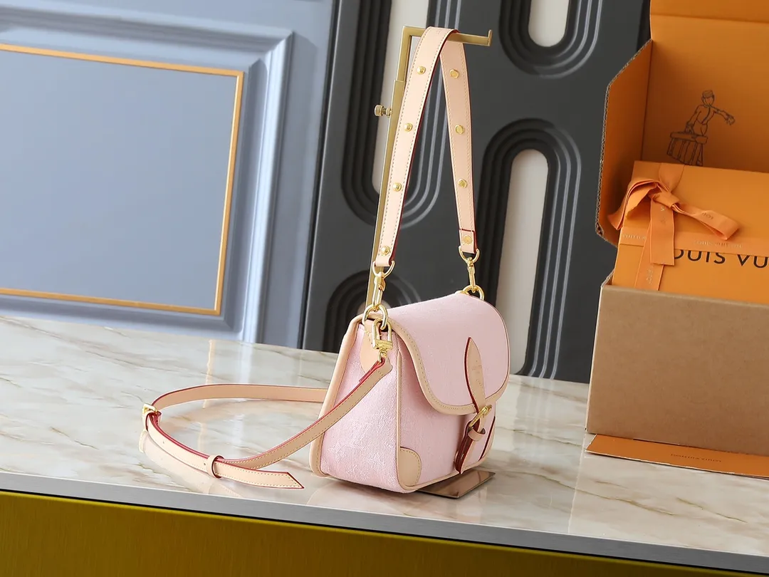 💰240💰Upgraded from the original M13070 M45985, this Diane handbag is made of classic Monogram denim, embellished with contrasting cow leather trim and dazzling metal parts, using modern touches to interpret the new season interest. The zippered interior pocket keeps valuables secure, and the removable leather shoulder strap allows for a variety of carrying options. Dimensions: 24.0 x 15.0 x 9.0 cm (length x height x width)