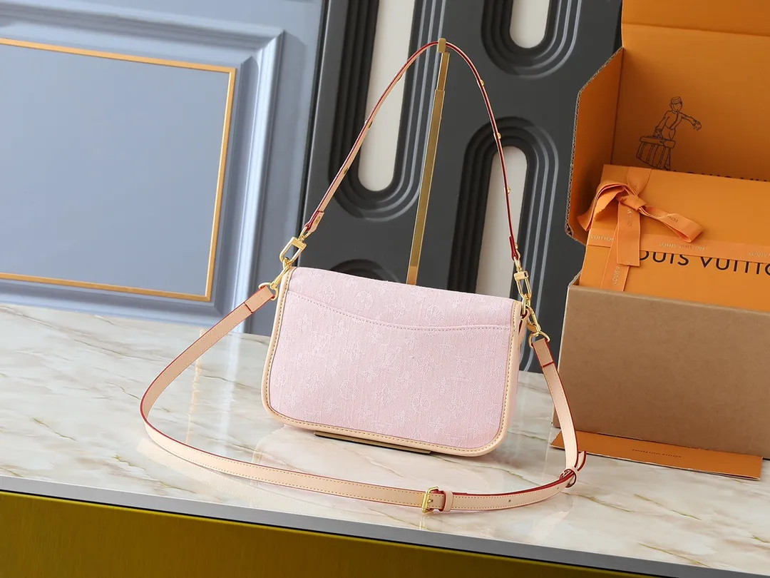 💰240💰Upgraded from the original M13070 M45985, this Diane handbag is made of classic Monogram denim, embellished with contrasting cow leather trim and dazzling metal parts, using modern touches to interpret the new season interest. The zippered interior pocket keeps valuables secure, and the removable leather shoulder strap allows for a variety of carrying options. Dimensions: 24.0 x 15.0 x 9.0 cm (length x height x width)