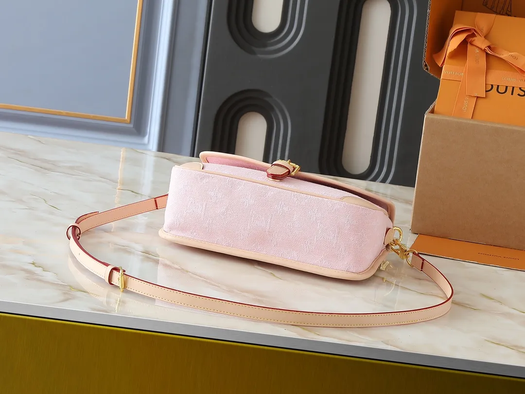 💰240💰Upgraded from the original M13070 M45985, this Diane handbag is made of classic Monogram denim, embellished with contrasting cow leather trim and dazzling metal parts, using modern touches to interpret the new season interest. The zippered interior pocket keeps valuables secure, and the removable leather shoulder strap allows for a variety of carrying options. Dimensions: 24.0 x 15.0 x 9.0 cm (length x height x width)