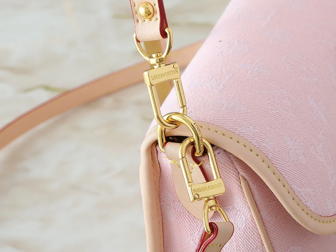 💰240💰Upgraded from the original M13070 M45985, this Diane handbag is made of classic Monogram denim, embellished with contrasting cow leather trim and dazzling metal parts, using modern touches to interpret the new season interest. The zippered interior pocket keeps valuables secure, and the removable leather shoulder strap allows for a variety of carrying options. Dimensions: 24.0 x 15.0 x 9.0 cm (length x height x width)
