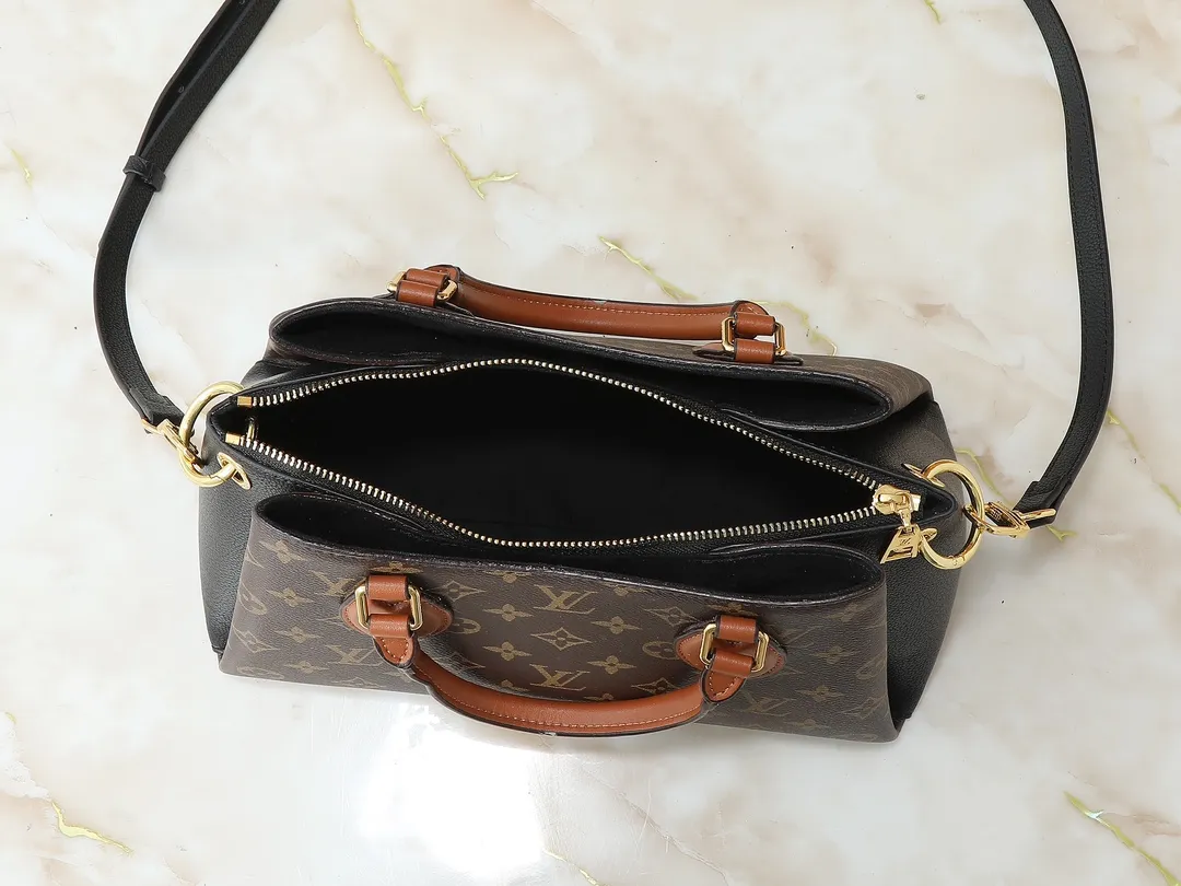 💰Large 150. Small 280💰Upgraded original M46508 M46507 black, off-white, latest model in 2025. This model is made of Monogram canvas with zipper design. The handbag is from the current season. It is made of cow leather to create a soft and ample storage space. It is equipped with leather handles, leather and detachable shoulder straps. It can be switched between handbag, elbow and crossbody. Length, height and width Large size: 36✘25✘15 Small size: 26✘20✘10