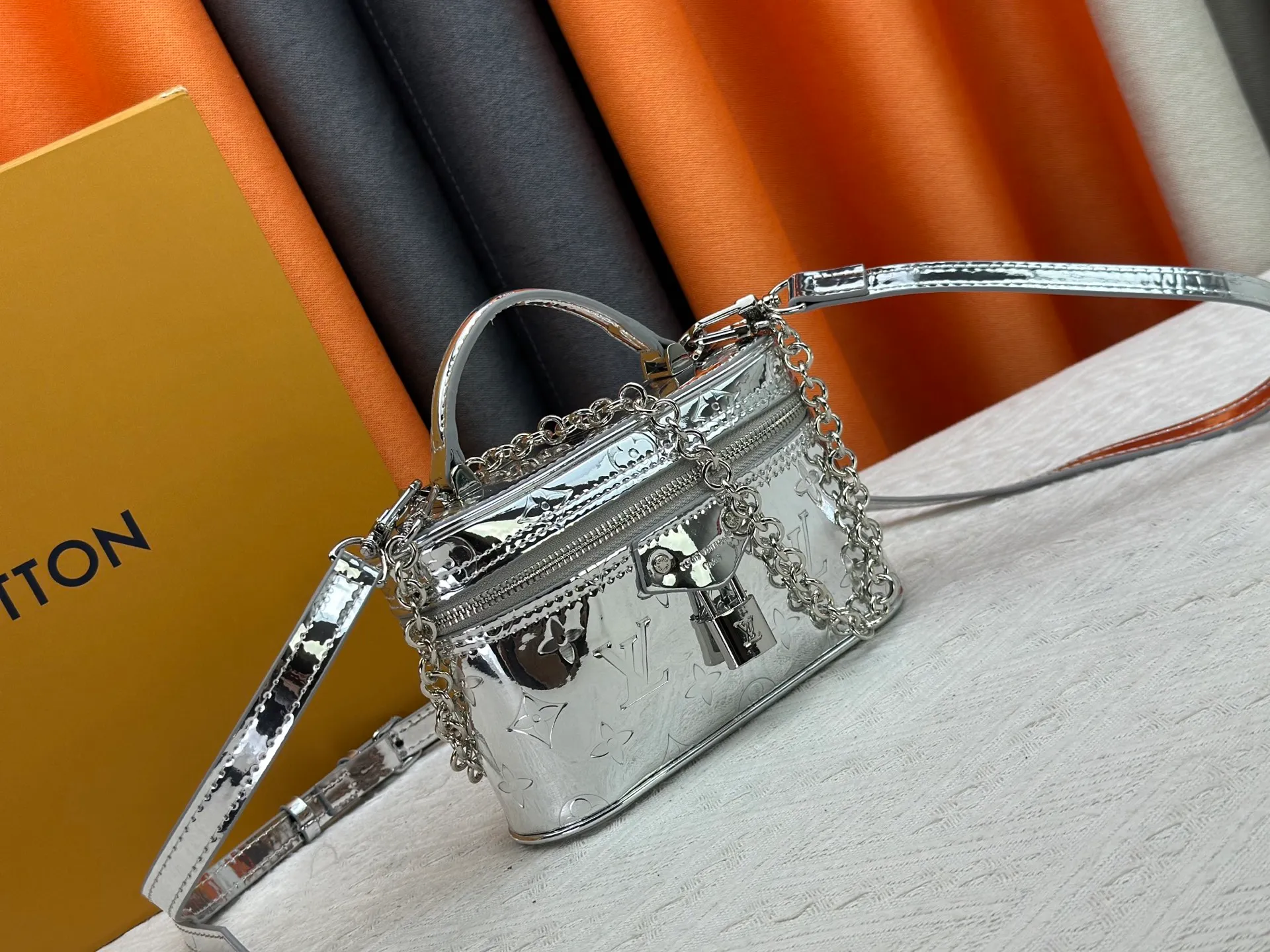 P260 M27049 Upgraded from the original LV new silver small box, the real thing is so beautiful! I am blown away by this little icy silver box! How can you not have a stunning silver bag in your bag cabinet? Whoever carries this bag looks better! Be the flashiest baby this winter 🉑Carry it in your hand🉑Under your arm🉑Cross-body! Don't be too practical. Size 19 12