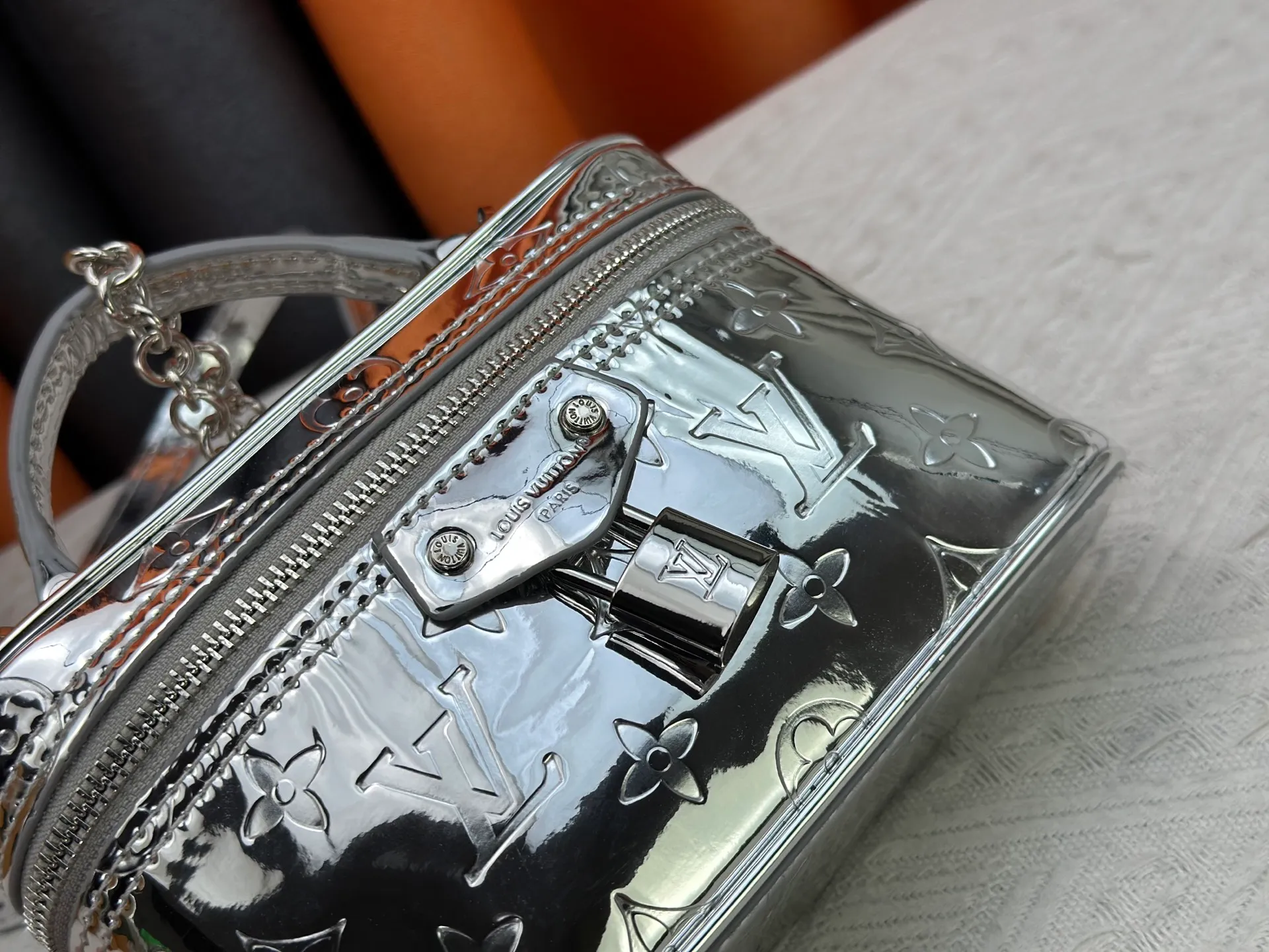 P260 M27049 Upgraded from the original LV new silver small box, the real thing is so beautiful! I am blown away by this little icy silver box! How can you not have a stunning silver bag in your bag cabinet? Whoever carries this bag looks better! Be the flashiest baby this winter 🉑Carry it in your hand🉑Under your arm🉑Cross-body! Don't be too practical. Size 19 12