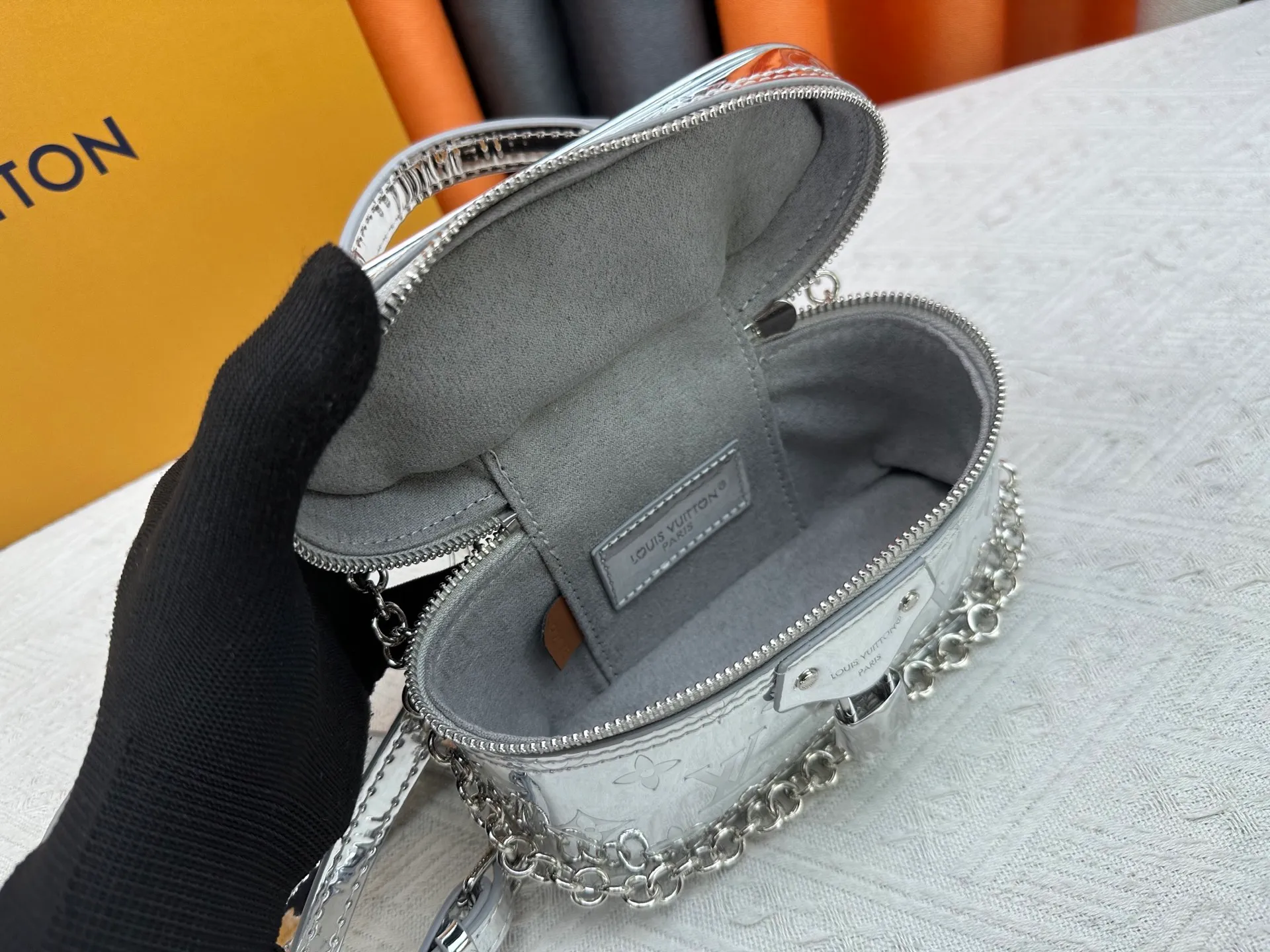 P260 M27049 Upgraded from the original LV new silver small box, the real thing is so beautiful! I am blown away by this little icy silver box! How can you not have a stunning silver bag in your bag cabinet? Whoever carries this bag looks better! Be the flashiest baby this winter 🉑Carry it in your hand🉑Under your arm🉑Cross-body! Don't be too practical. Size 19 12