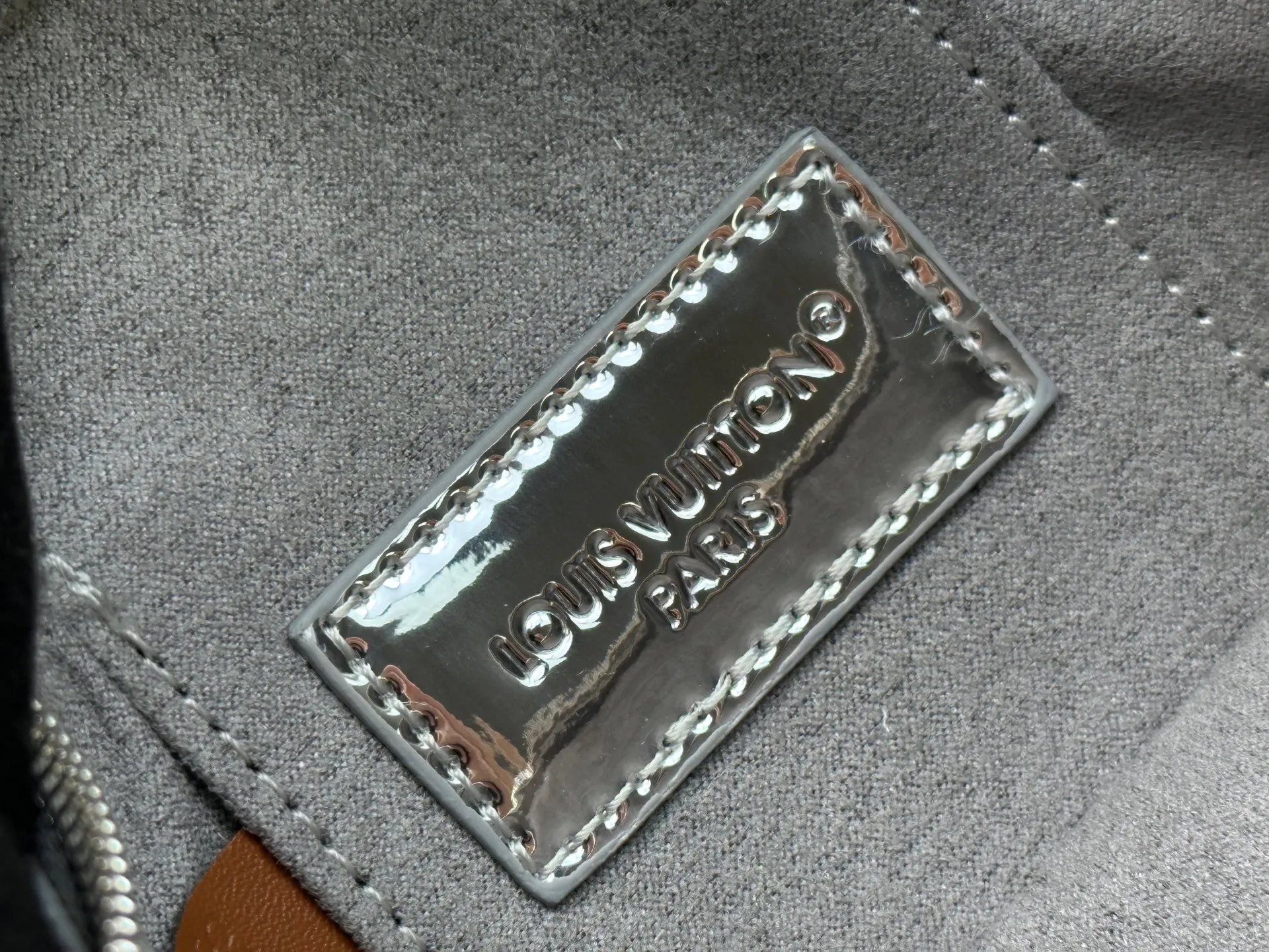 P260 M27049 Upgraded from the original LV new silver small box, the real thing is so beautiful! I am blown away by this little icy silver box! How can you not have a stunning silver bag in your bag cabinet? Whoever carries this bag looks better! Be the flashiest baby this winter 🉑Carry it in your hand🉑Under your arm🉑Cross-body! Don't be too practical. Size 19 12
