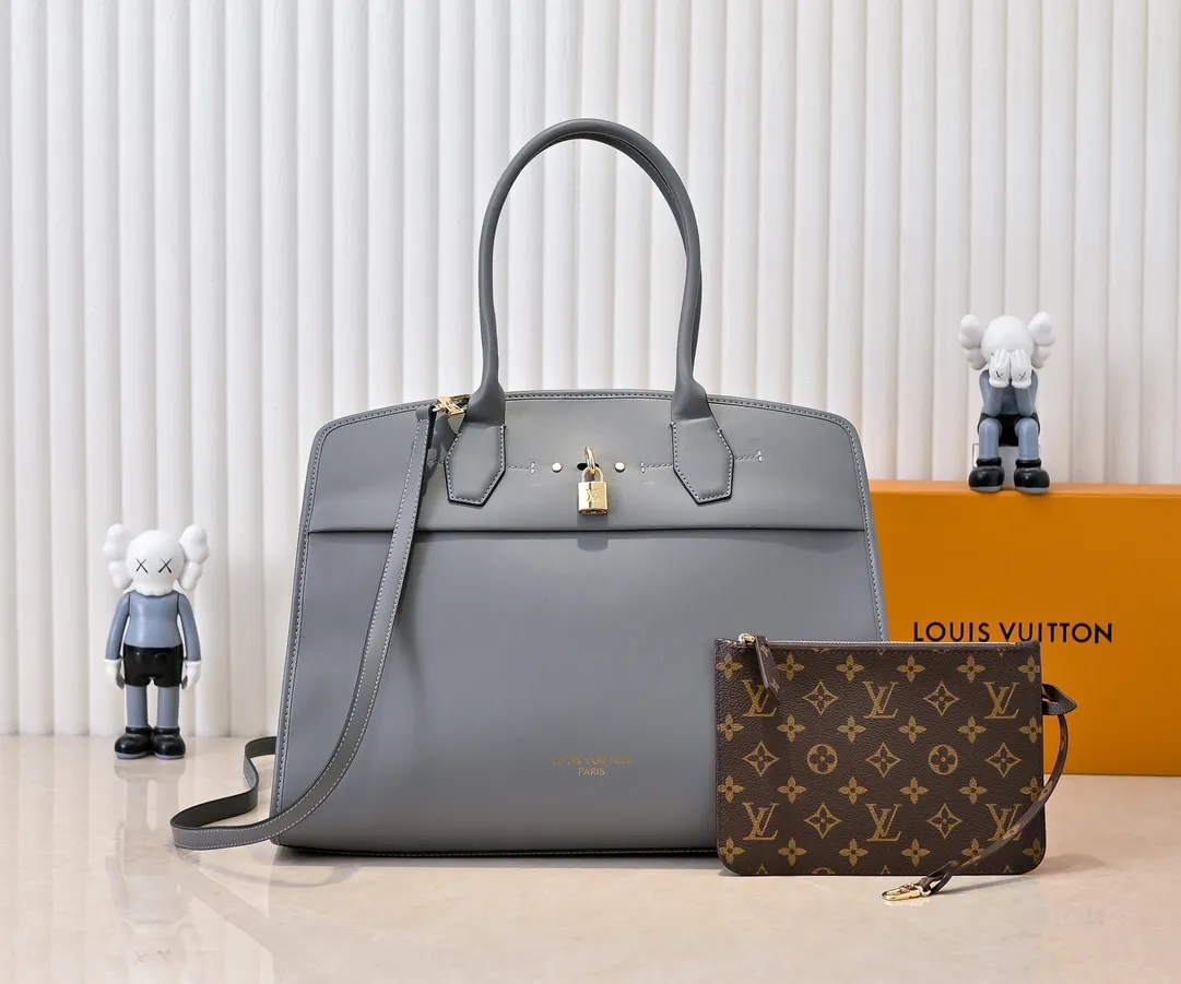 Batch 💰Small 360 💰Large 190 M12005 M12556 M12337 This large City Steamer handbag draws inspiration from the design of suitcases built for cruise ships in 1901, making its eye-catching appearance at the 2024 autumn and winter ready-to-wear show. Grained Millesime leather and shearling leather trims add seasonal flair, an embossed padlock and hot-stamped LV Circle logo add a modern twist, and a removable Monogram storage bag makes it easy to store valuables. Size: large size 35x42x21cm, small size 30x36x17