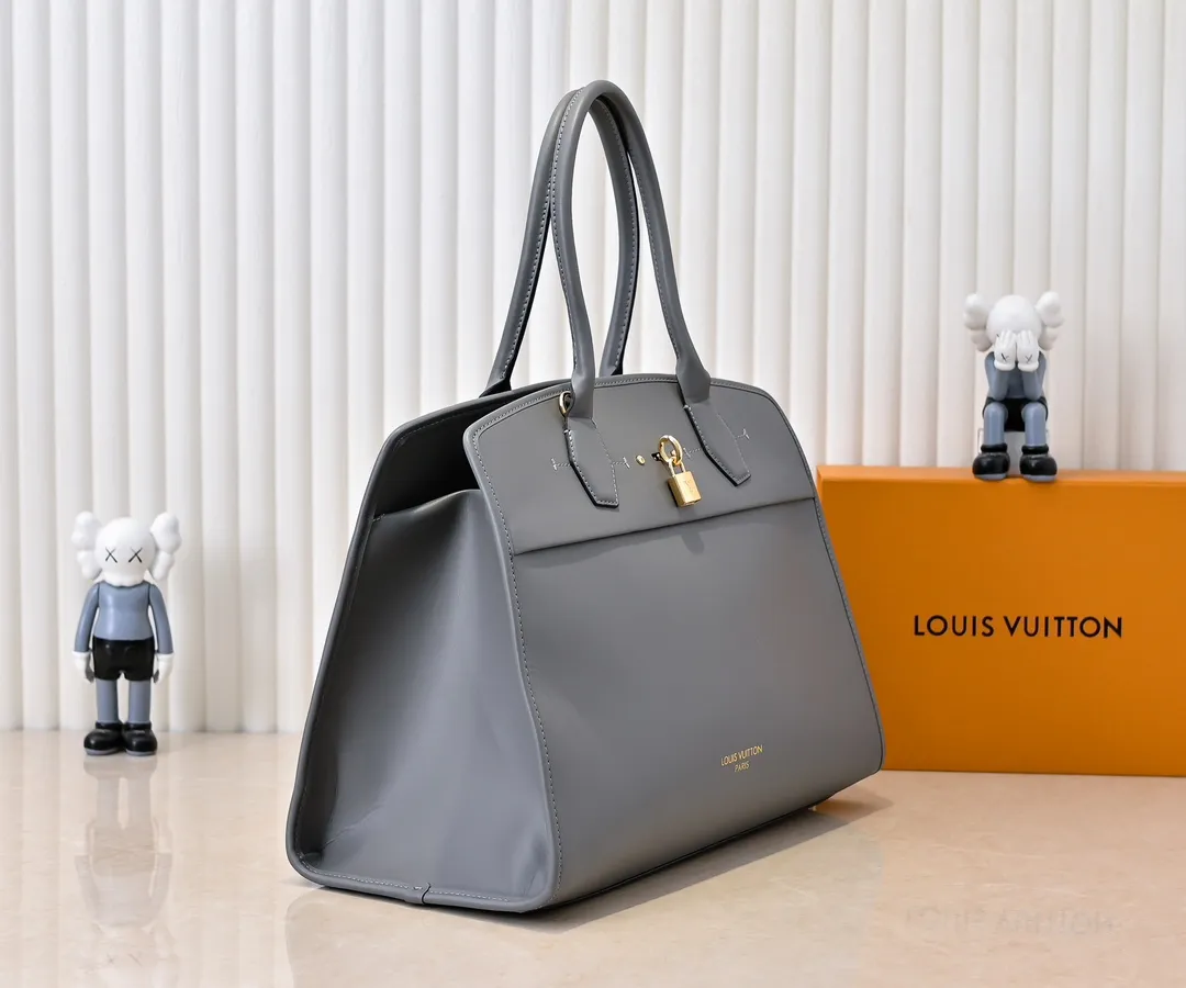 Batch 💰Small 360 💰Large 190 M12005 M12556 M12337 This large City Steamer handbag draws inspiration from the design of suitcases built for cruise ships in 1901, making its eye-catching appearance at the 2024 autumn and winter ready-to-wear show. Grained Millesime leather and shearling leather trims add seasonal flair, an embossed padlock and hot-stamped LV Circle logo add a modern twist, and a removable Monogram storage bag makes it easy to store valuables. Size: large size 35x42x21cm, small size 30x36x17