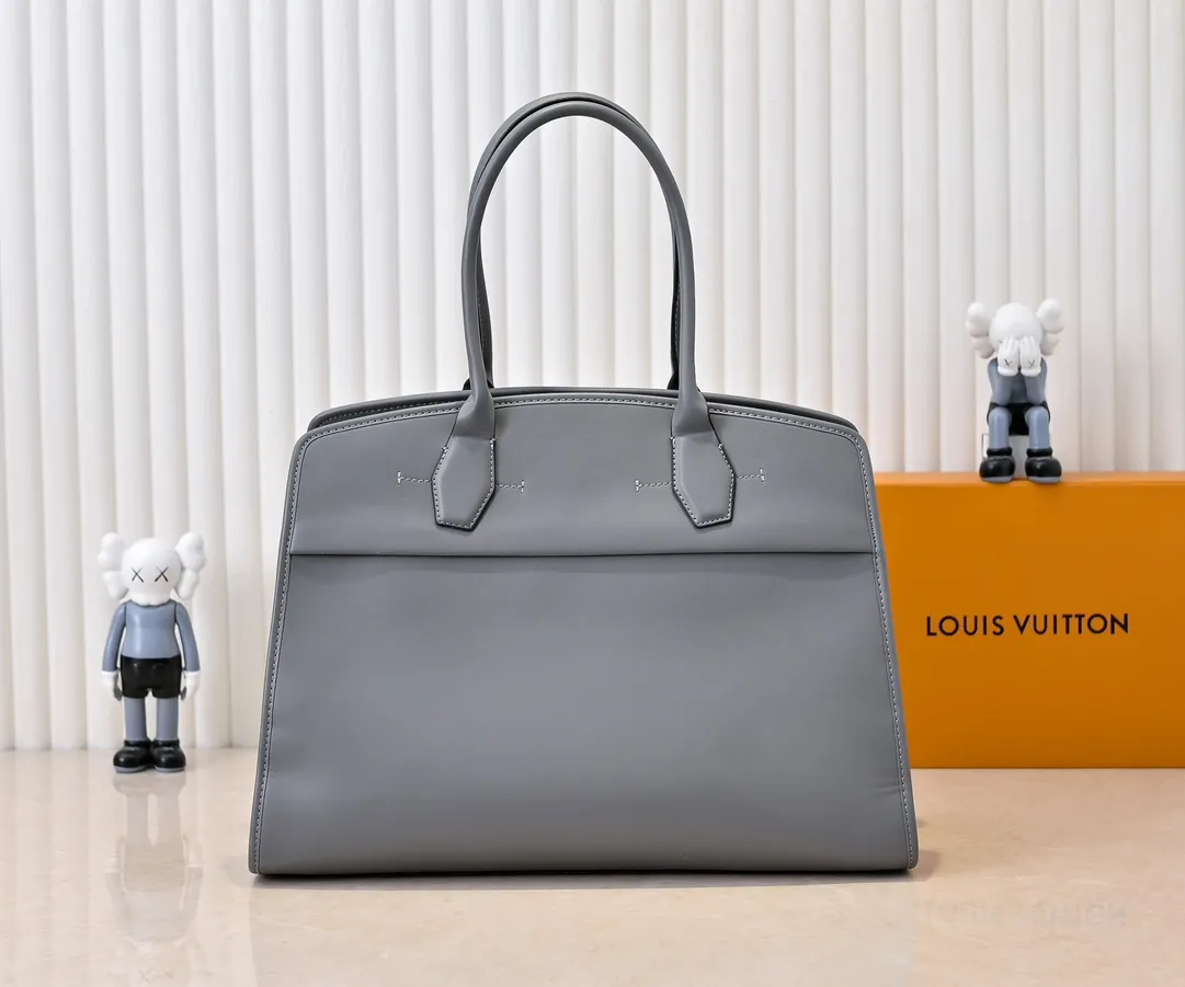 Batch 💰Small 360 💰Large 190 M12005 M12556 M12337 This large City Steamer handbag draws inspiration from the design of suitcases built for cruise ships in 1901, making its eye-catching appearance at the 2024 autumn and winter ready-to-wear show. Grained Millesime leather and shearling leather trims add seasonal flair, an embossed padlock and hot-stamped LV Circle logo add a modern twist, and a removable Monogram storage bag makes it easy to store valuables. Size: large size 35x42x21cm, small size 30x36x17