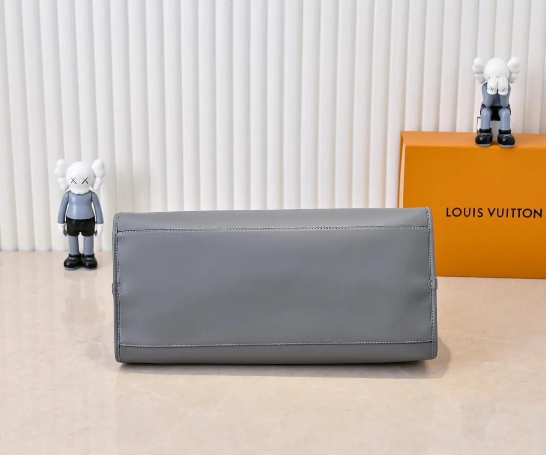 Batch 💰Small 360 💰Large 190 M12005 M12556 M12337 This large City Steamer handbag draws inspiration from the design of suitcases built for cruise ships in 1901, making its eye-catching appearance at the 2024 autumn and winter ready-to-wear show. Grained Millesime leather and shearling leather trims add seasonal flair, an embossed padlock and hot-stamped LV Circle logo add a modern twist, and a removable Monogram storage bag makes it easy to store valuables. Size: large size 35x42x21cm, small size 30x36x17