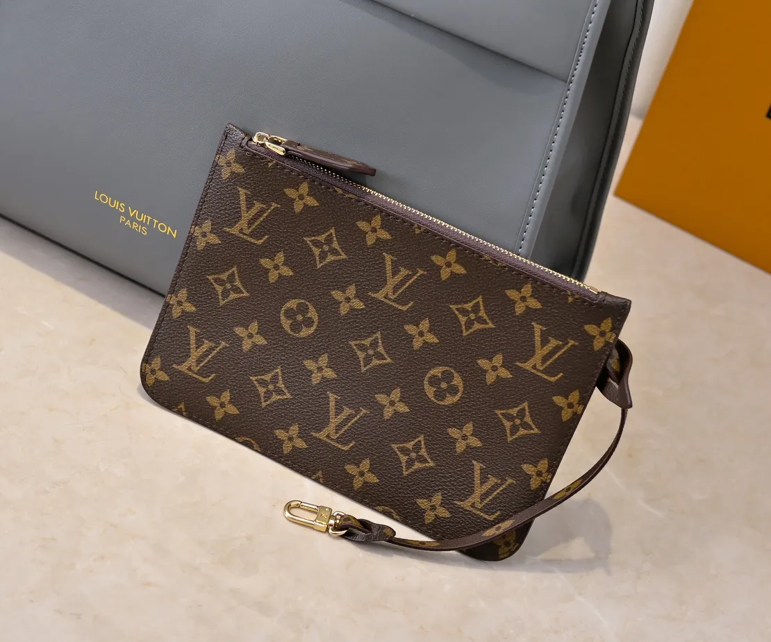 Batch 💰Small 360 💰Large 190 M12005 M12556 M12337 This large City Steamer handbag draws inspiration from the design of suitcases built for cruise ships in 1901, making its eye-catching appearance at the 2024 autumn and winter ready-to-wear show. Grained Millesime leather and shearling leather trims add seasonal flair, an embossed padlock and hot-stamped LV Circle logo add a modern twist, and a removable Monogram storage bag makes it easy to store valuables. Size: large size 35x42x21cm, small size 30x36x17