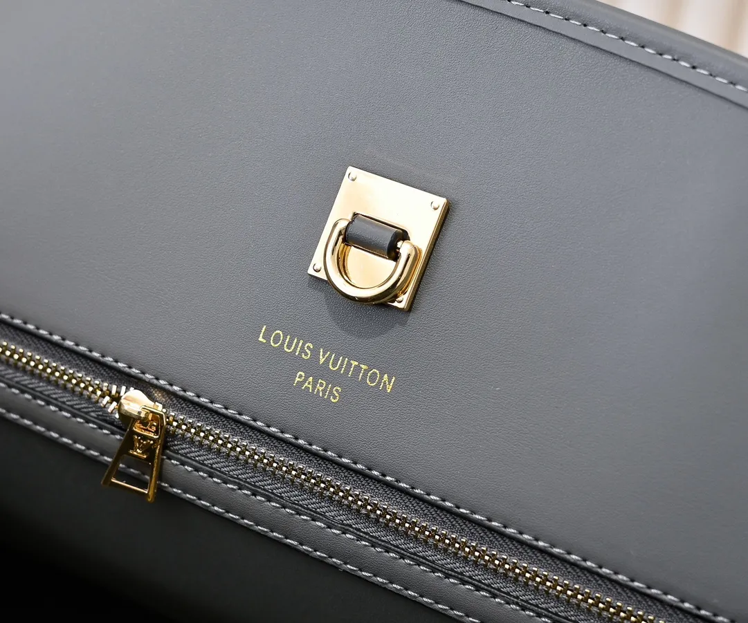 Batch 💰Small 360 💰Large 190 M12005 M12556 M12337 This large City Steamer handbag draws inspiration from the design of suitcases built for cruise ships in 1901, making its eye-catching appearance at the 2024 autumn and winter ready-to-wear show. Grained Millesime leather and shearling leather trims add seasonal flair, an embossed padlock and hot-stamped LV Circle logo add a modern twist, and a removable Monogram storage bag makes it easy to store valuables. Size: large size 35x42x21cm, small size 30x36x17