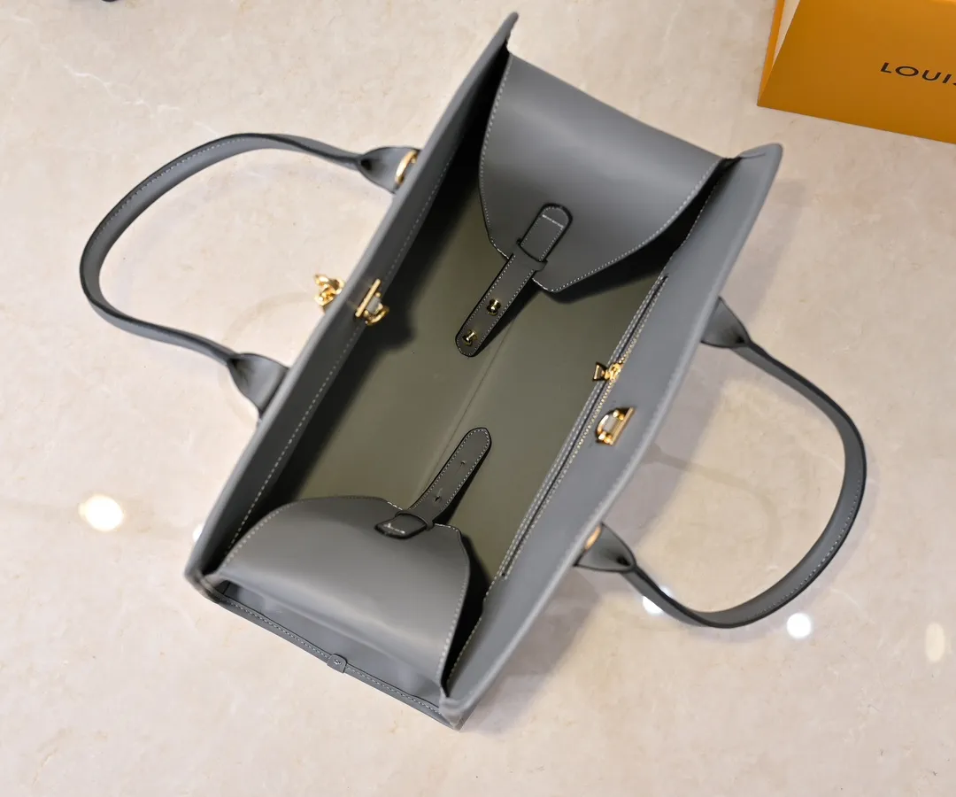 Batch 💰Small 360 💰Large 190 M12005 M12556 M12337 This large City Steamer handbag draws inspiration from the design of suitcases built for cruise ships in 1901, making its eye-catching appearance at the 2024 autumn and winter ready-to-wear show. Grained Millesime leather and shearling leather trims add seasonal flair, an embossed padlock and hot-stamped LV Circle logo add a modern twist, and a removable Monogram storage bag makes it easy to store valuables. Size: large size 35x42x21cm, small size 30x36x17