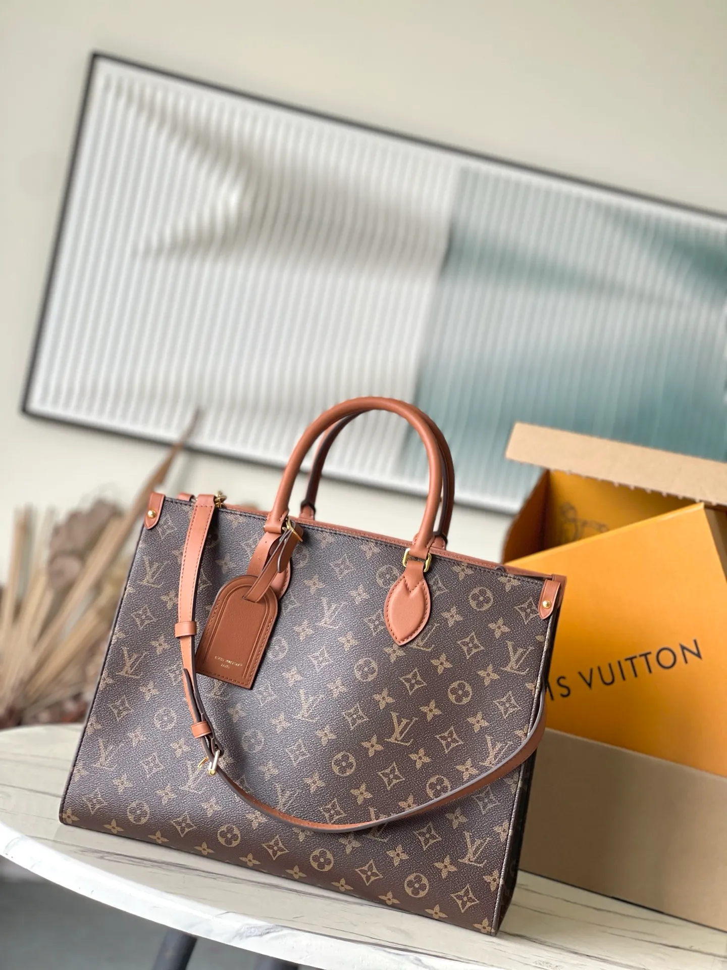 💰940 Top original order M14235 This Organizer handbag is from the OnTheGo series and is made of Monogram canvas with leather handles and nameplates. The spacious interior can accommodate laptops and notepads, and multiple pockets allow for organized storage, making it a great companion for urban life. Dimensions: 37 × 29 × 16 cm