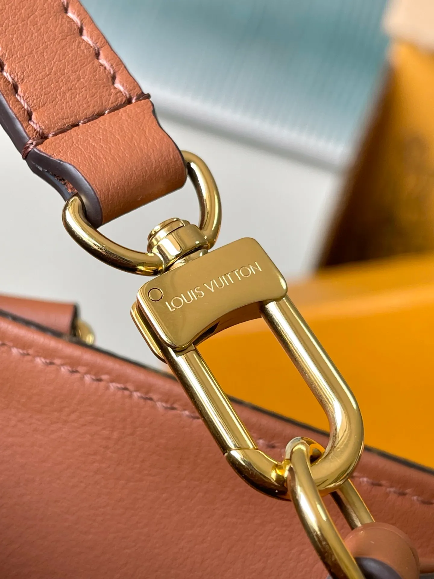 💰940 Top original order M14235 This Organizer handbag is from the OnTheGo series and is made of Monogram canvas with leather handles and nameplates. The spacious interior can accommodate laptops and notepads, and multiple pockets allow for organized storage, making it a great companion for urban life. Dimensions: 37 × 29 × 16 cm