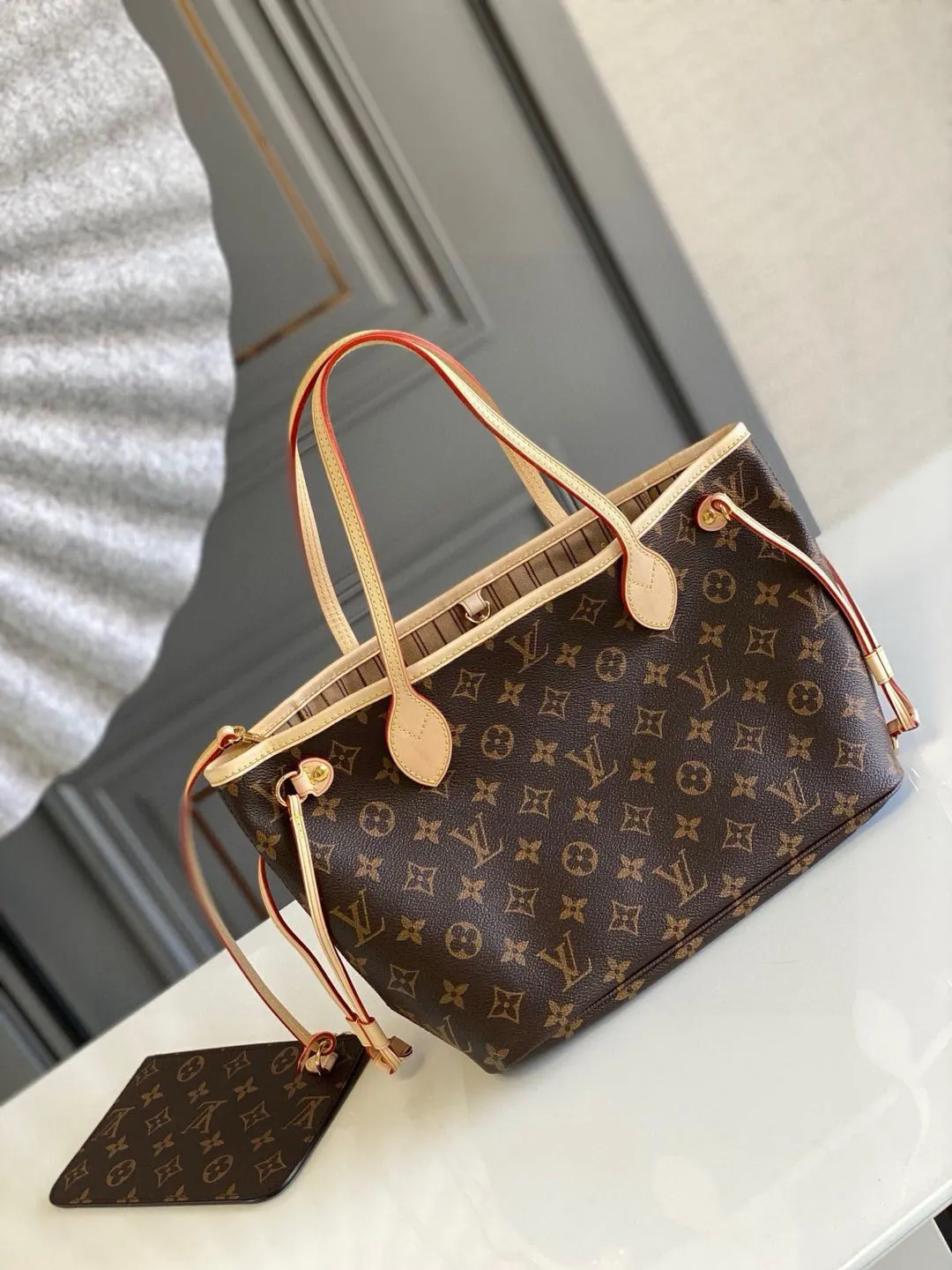 💰780 (Small steel nails) Top original order M41000 Apricot NEVERFULL PM This Neverfull MM handbag combines timeless classic design with traditional details. It is made of Monogram canvas and trimmed with natural cowhide. The interior is extra spacious but not heavy. Tighten the side straps to create a fashionable and charming shape, and loosen them to show a more casual atmosphere. The slim and comfortable handle can be easily slung over the shoulder or carried by arm. Lined in a vibrant color, the bag has a detachable organizer that can be used independently as a clutch or as an extra pocket. 29 cm