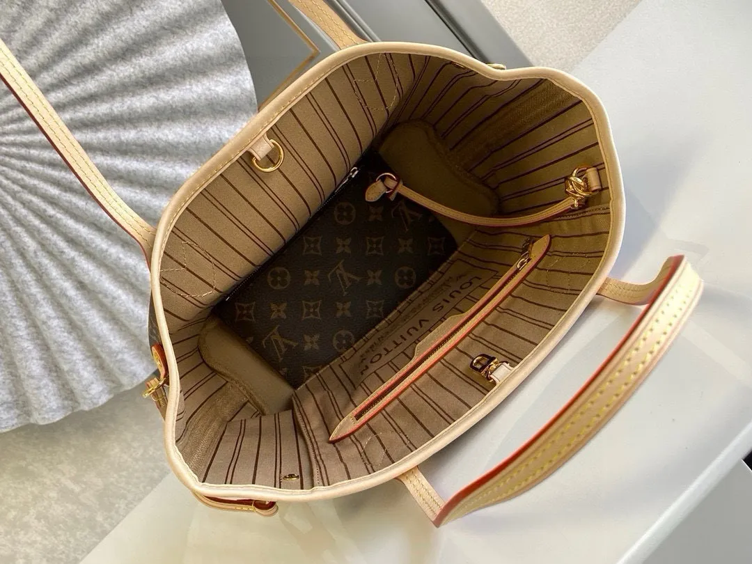 💰780 (Small steel nails) Top original order M41000 Apricot NEVERFULL PM This Neverfull MM handbag combines timeless classic design with traditional details. It is made of Monogram canvas and trimmed with natural cowhide. The interior is extra spacious but not heavy. Tighten the side straps to create a fashionable and charming shape, and loosen them to show a more casual atmosphere. The slim and comfortable handle can be easily slung over the shoulder or carried by arm. Lined in a vibrant color, the bag has a detachable organizer that can be used independently as a clutch or as an extra pocket. 29 cm