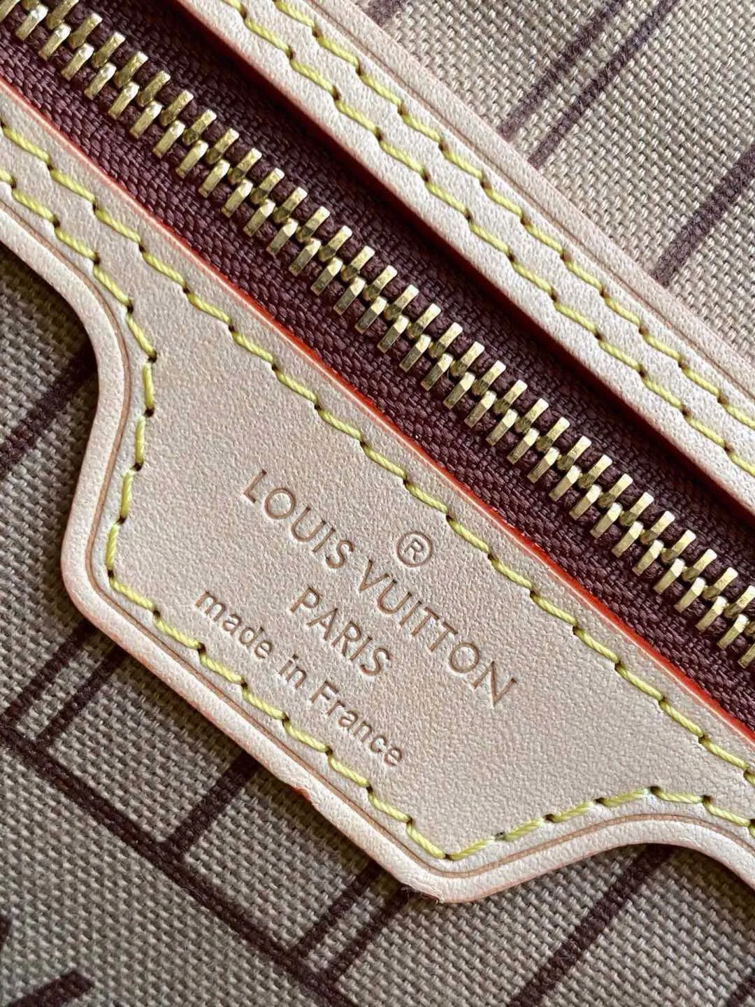 💰780 (Small steel nails) Top original order M41000 Apricot NEVERFULL PM This Neverfull MM handbag combines timeless classic design with traditional details. It is made of Monogram canvas and trimmed with natural cowhide. The interior is extra spacious but not heavy. Tighten the side straps to create a fashionable and charming shape, and loosen them to show a more casual atmosphere. The slim and comfortable handle can be easily slung over the shoulder or carried by arm. Lined in a vibrant color, the bag has a detachable organizer that can be used independently as a clutch or as an extra pocket. 29 cm