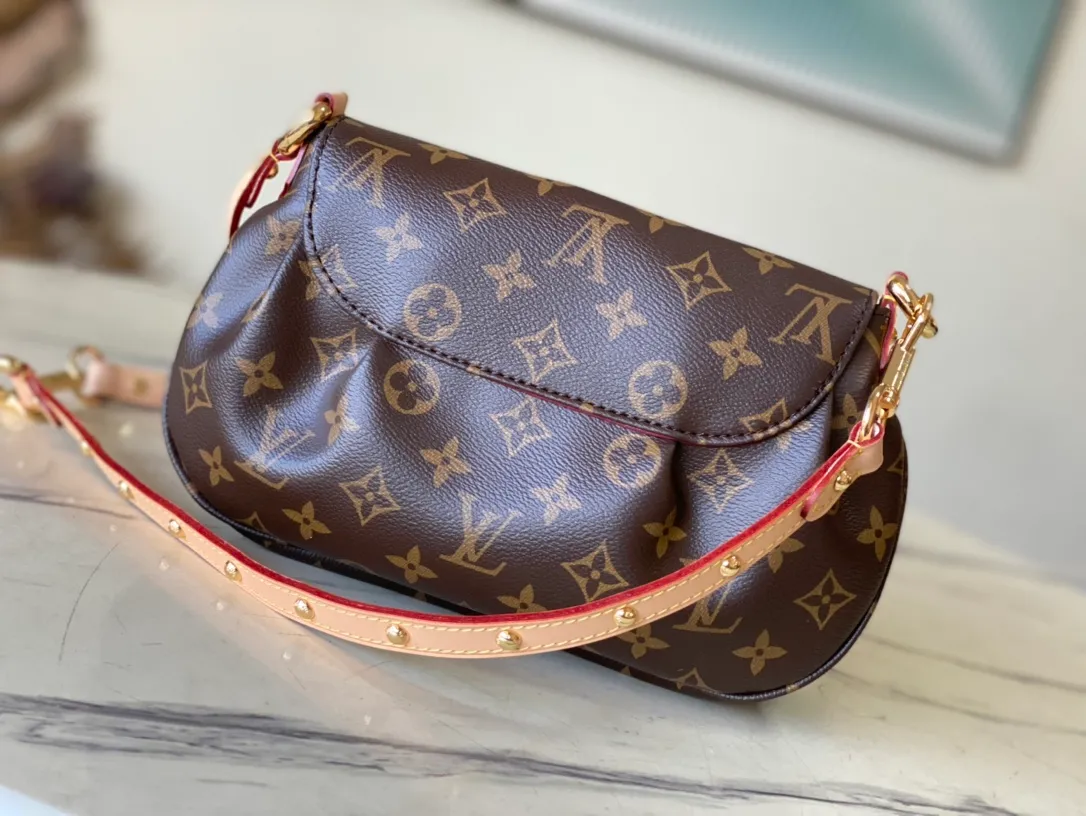 💰960 Top Original Order M13617 This Sunset handbag is made of classic Monogram coated canvas, adding an elegant and elegant option to the brand. Smooth leather trim and a signature buckle accentuate the retro style, and its compact construction makes it easy to store long wallets and other daily essentials. Comes with a leather shoulder strap for easy wear as a cross-body, shoulder or hand carry. Dimensions: 27 × 18 × 3 cm