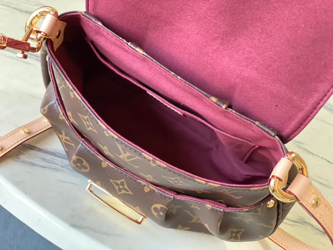 💰960 Top Original Order M13617 This Sunset handbag is made of classic Monogram coated canvas, adding an elegant and elegant option to the brand. Smooth leather trim and a signature buckle accentuate the retro style, and its compact construction makes it easy to store long wallets and other daily essentials. Comes with a leather shoulder strap for easy wear as a cross-body, shoulder or hand carry. Dimensions: 27 × 18 × 3 cm