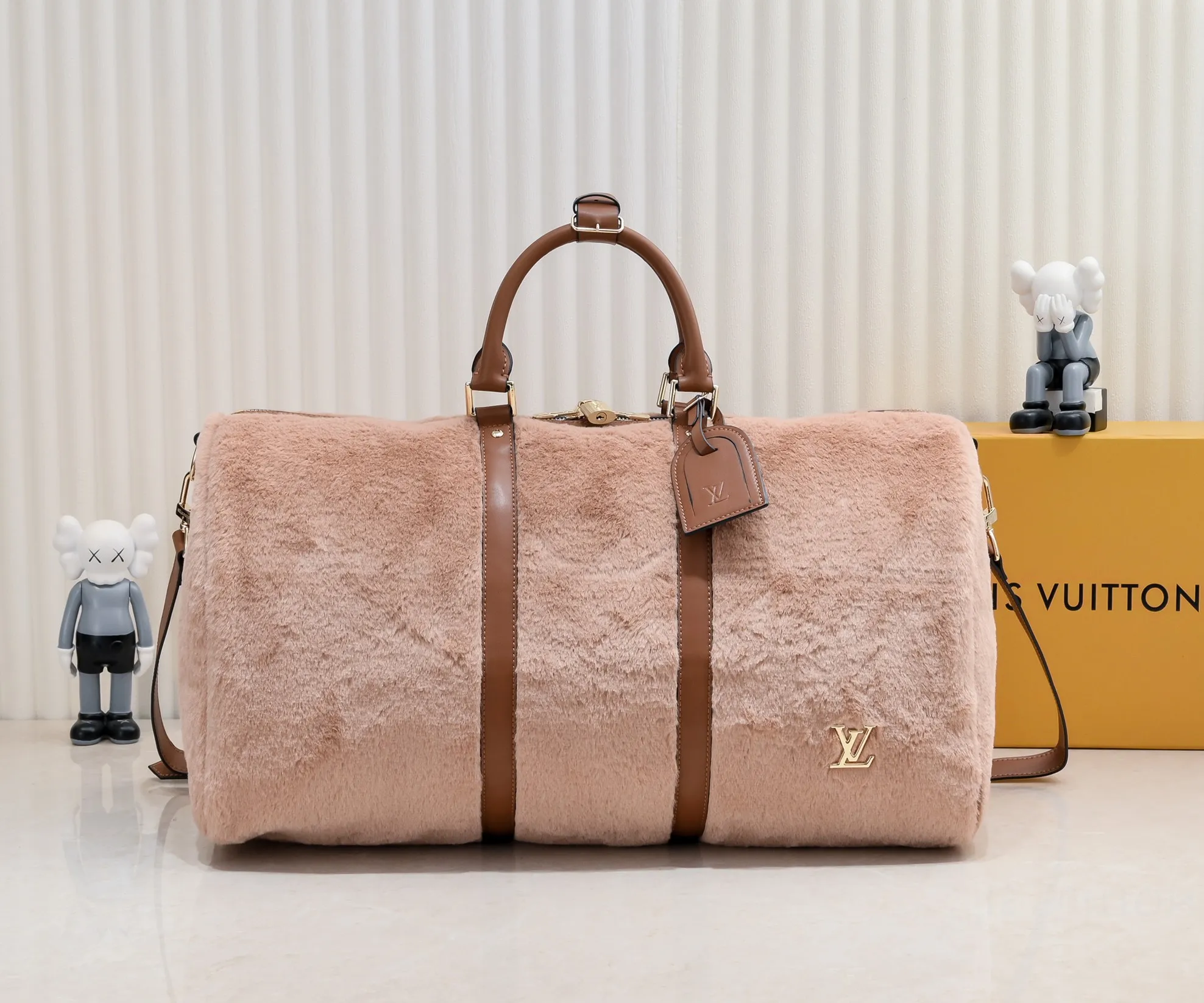 ¥600💰 Exclusive real shot-upgraded version ‼ ️M23108 Puffy Shearling Keepall Bandoulière 50 travel bag is inspired by the soft touch of teddy bears, injecting childlike fun into functional items. Wool leather bag features cowhide side straps, top handle and name tag with LV lettering on one corner. Dimensions: 50.0 x 29.0 x 23.0 cm (length x height x width)