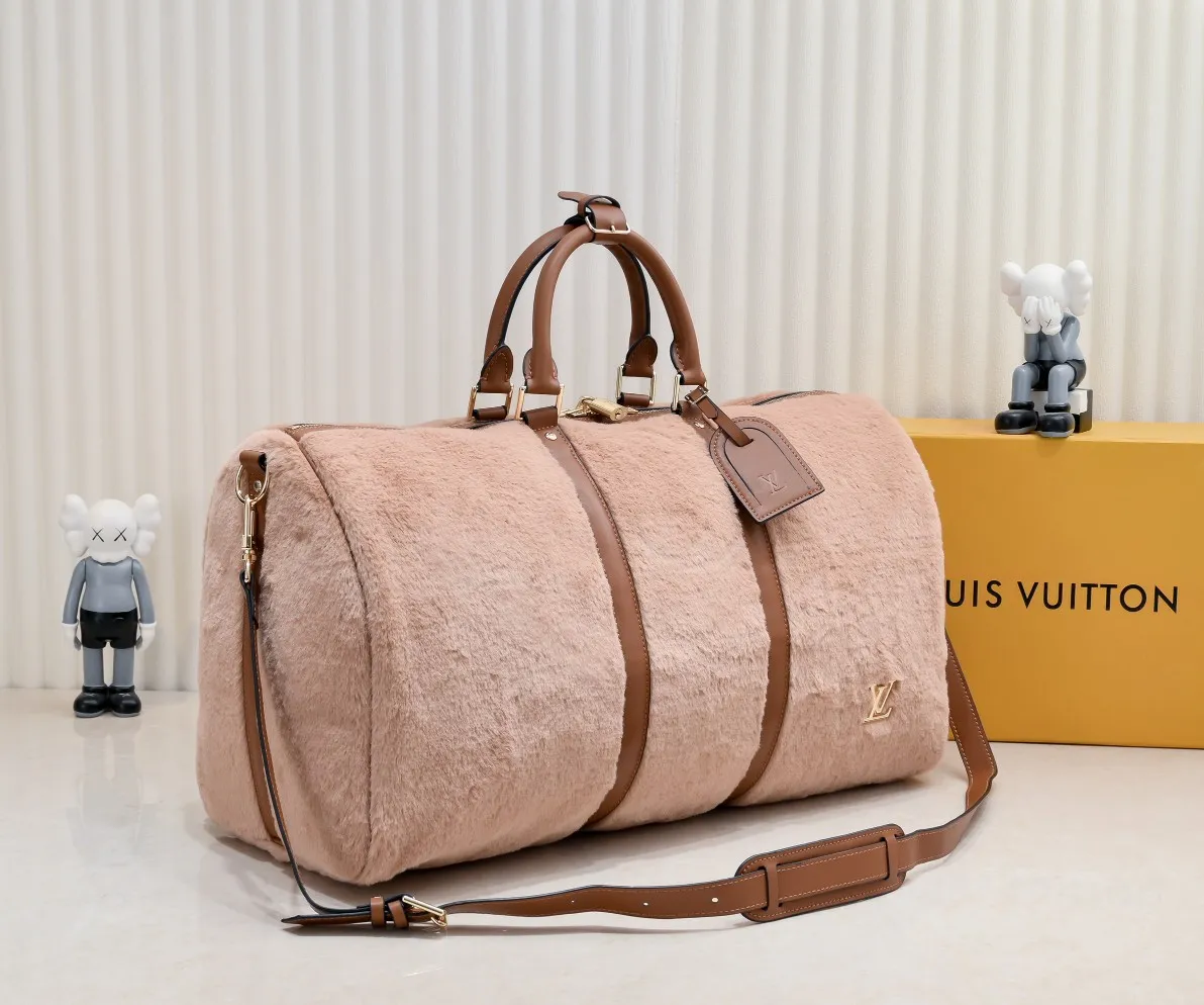 ¥600💰 Exclusive real shot-upgraded version ‼ ️M23108 Puffy Shearling Keepall Bandoulière 50 travel bag is inspired by the soft touch of teddy bears, injecting childlike fun into functional items. Wool leather bag features cowhide side straps, top handle and name tag with LV lettering on one corner. Dimensions: 50.0 x 29.0 x 23.0 cm (length x height x width)