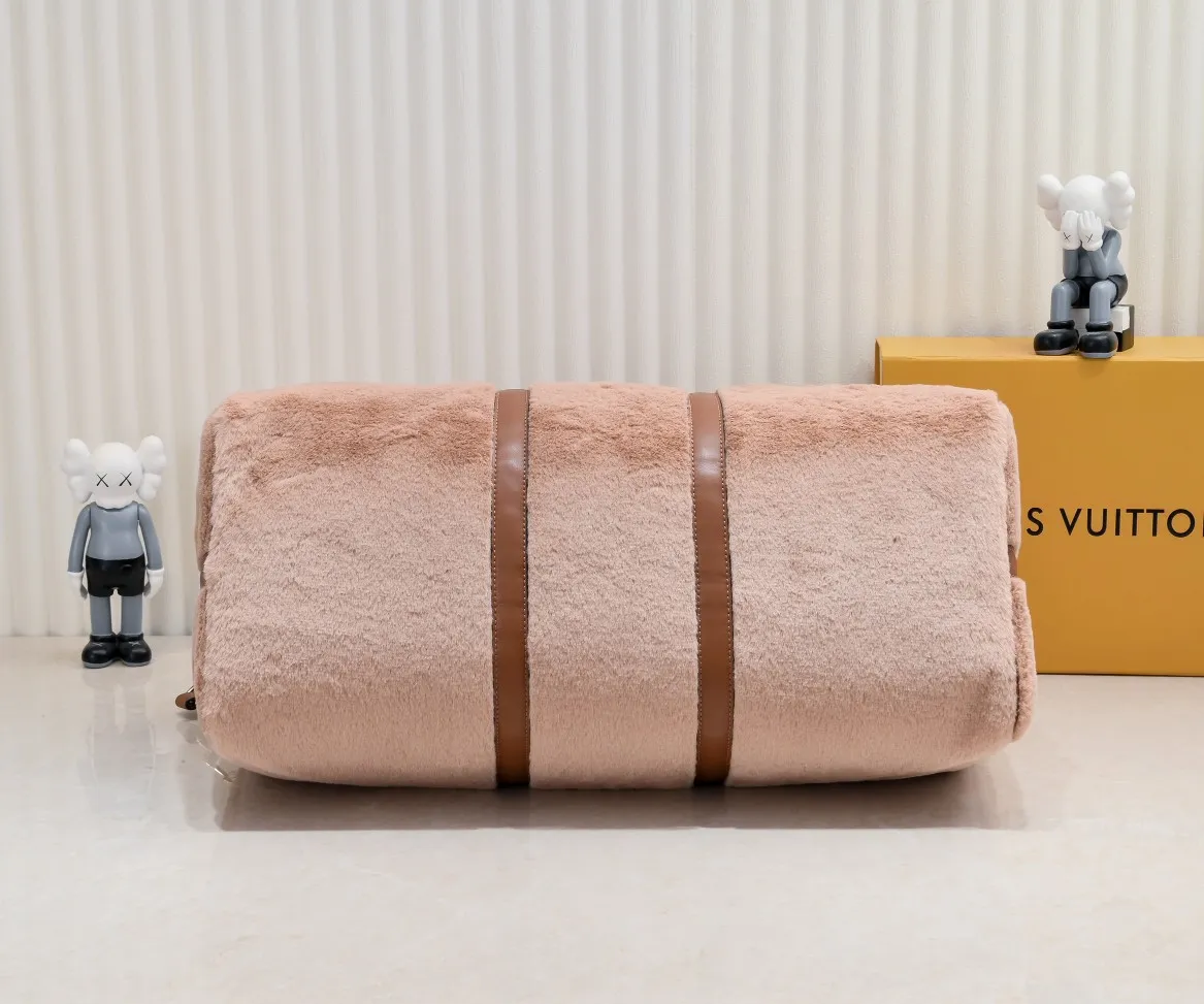 ¥600💰 Exclusive real shot-upgraded version ‼ ️M23108 Puffy Shearling Keepall Bandoulière 50 travel bag is inspired by the soft touch of teddy bears, injecting childlike fun into functional items. Wool leather bag features cowhide side straps, top handle and name tag with LV lettering on one corner. Dimensions: 50.0 x 29.0 x 23.0 cm (length x height x width)