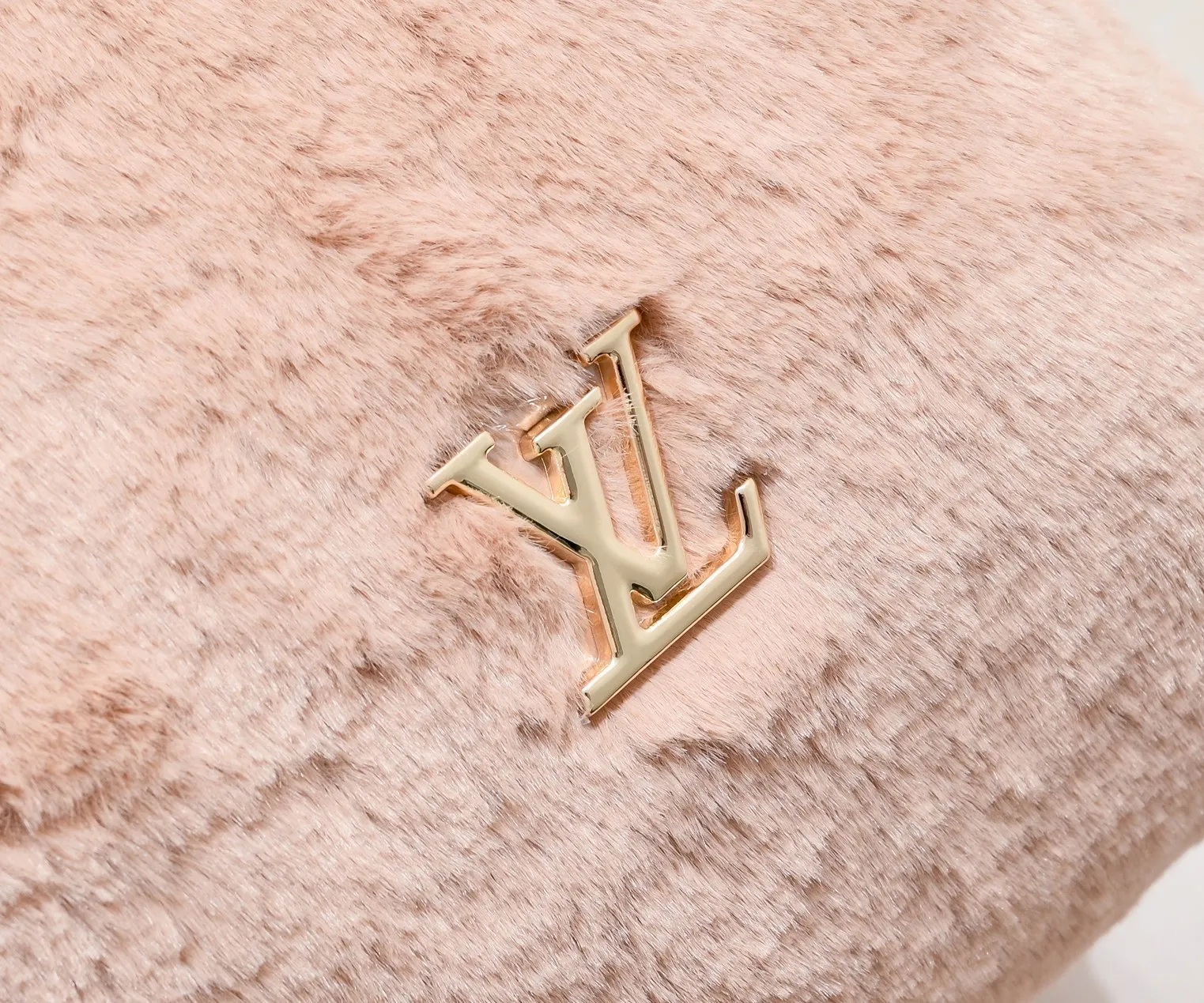¥600💰 Exclusive real shot-upgraded version ‼ ️M23108 Puffy Shearling Keepall Bandoulière 50 travel bag is inspired by the soft touch of teddy bears, injecting childlike fun into functional items. Wool leather bag features cowhide side straps, top handle and name tag with LV lettering on one corner. Dimensions: 50.0 x 29.0 x 23.0 cm (length x height x width)