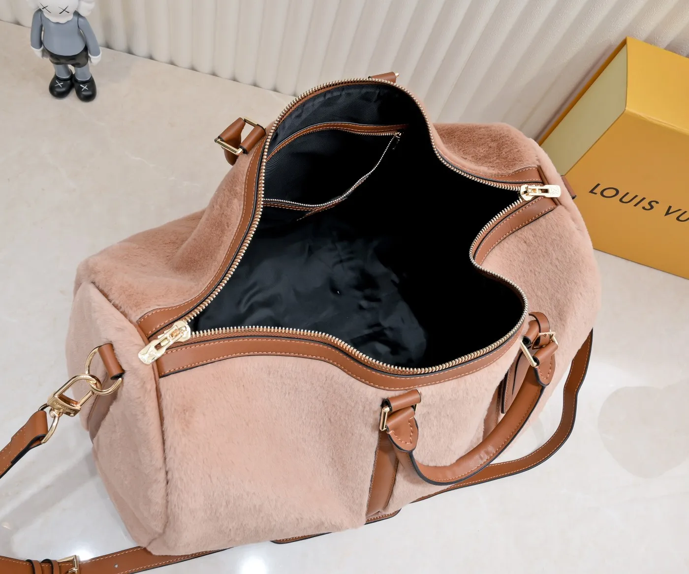 ¥600💰 Exclusive real shot-upgraded version ‼ ️M23108 Puffy Shearling Keepall Bandoulière 50 travel bag is inspired by the soft touch of teddy bears, injecting childlike fun into functional items. Wool leather bag features cowhide side straps, top handle and name tag with LV lettering on one corner. Dimensions: 50.0 x 29.0 x 23.0 cm (length x height x width)