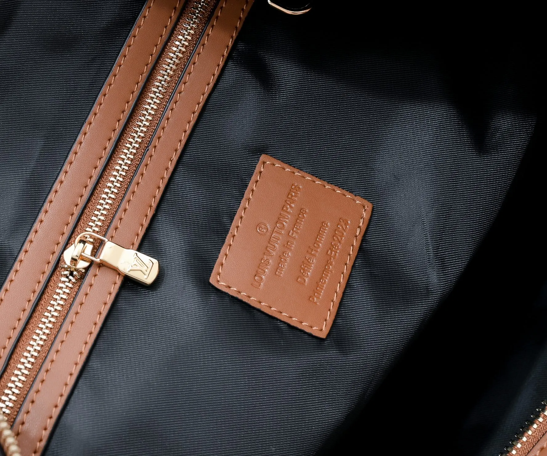 ¥600💰 Exclusive real shot-upgraded version ‼ ️M23108 Puffy Shearling Keepall Bandoulière 50 travel bag is inspired by the soft touch of teddy bears, injecting childlike fun into functional items. Wool leather bag features cowhide side straps, top handle and name tag with LV lettering on one corner. Dimensions: 50.0 x 29.0 x 23.0 cm (length x height x width)