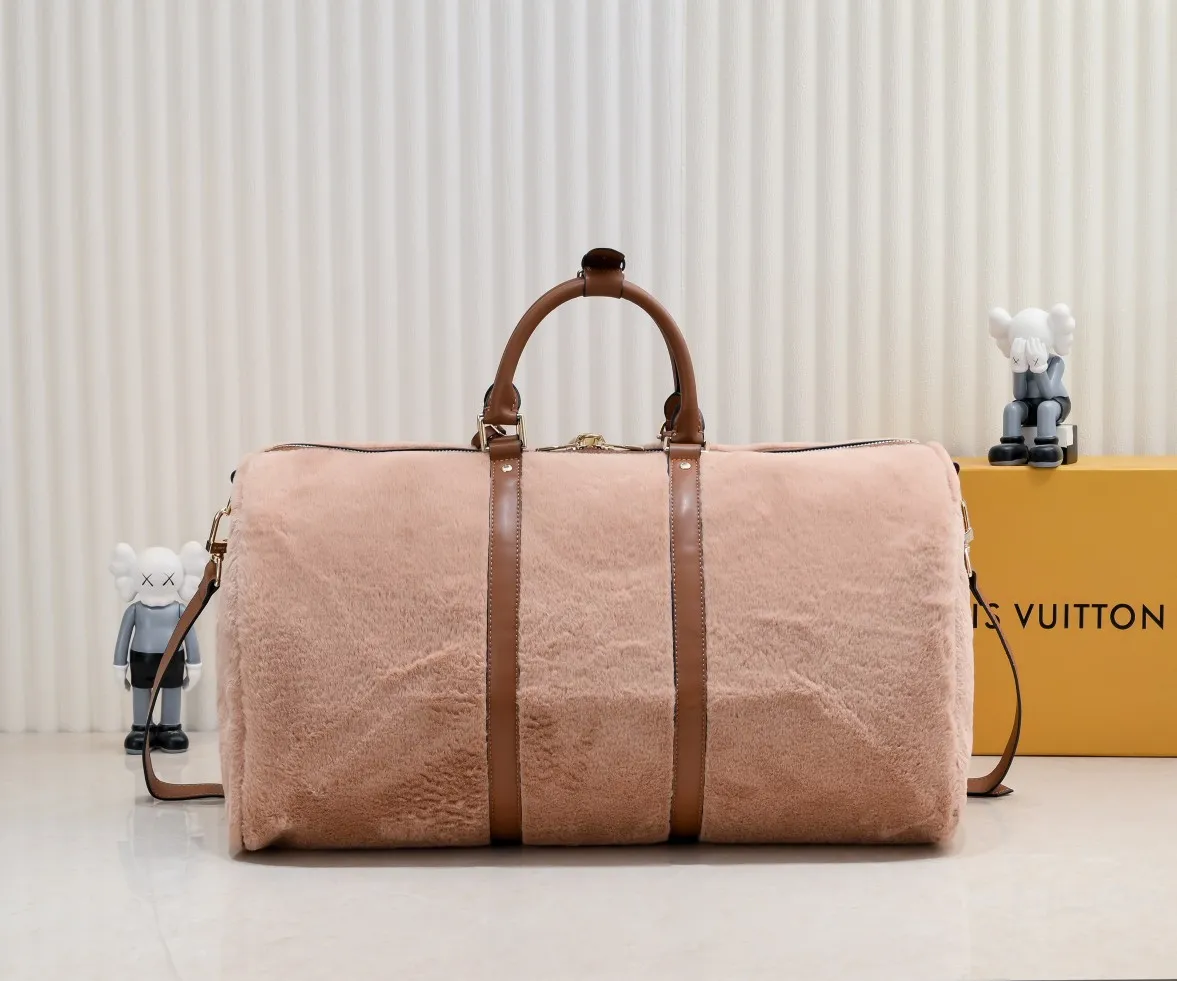 ¥600💰 Exclusive real shot-upgraded version ‼ ️M23108 Puffy Shearling Keepall Bandoulière 50 travel bag is inspired by the soft touch of teddy bears, injecting childlike fun into functional items. Wool leather bag features cowhide side straps, top handle and name tag with LV lettering on one corner. Dimensions: 50.0 x 29.0 x 23.0 cm (length x height x width)