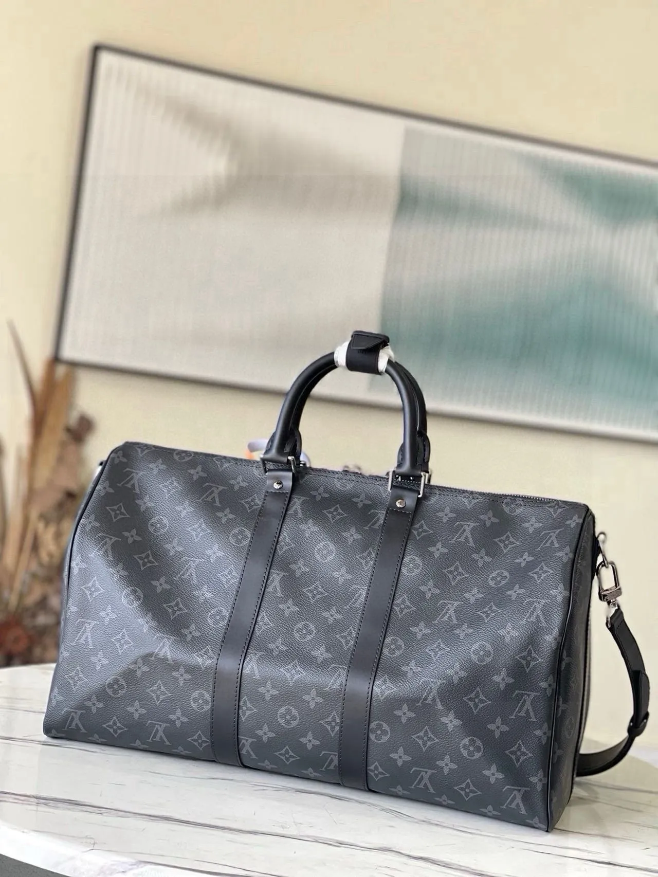 💰1040 (55 size) top original single M40605 black flower, spacious capacity, flexible use. Durable, safe and reliable. Fashionable style, mature and stable. Features a secure double zipper and padlock, making it perfect for business or pleasure. Size: 55x 31× 26cm