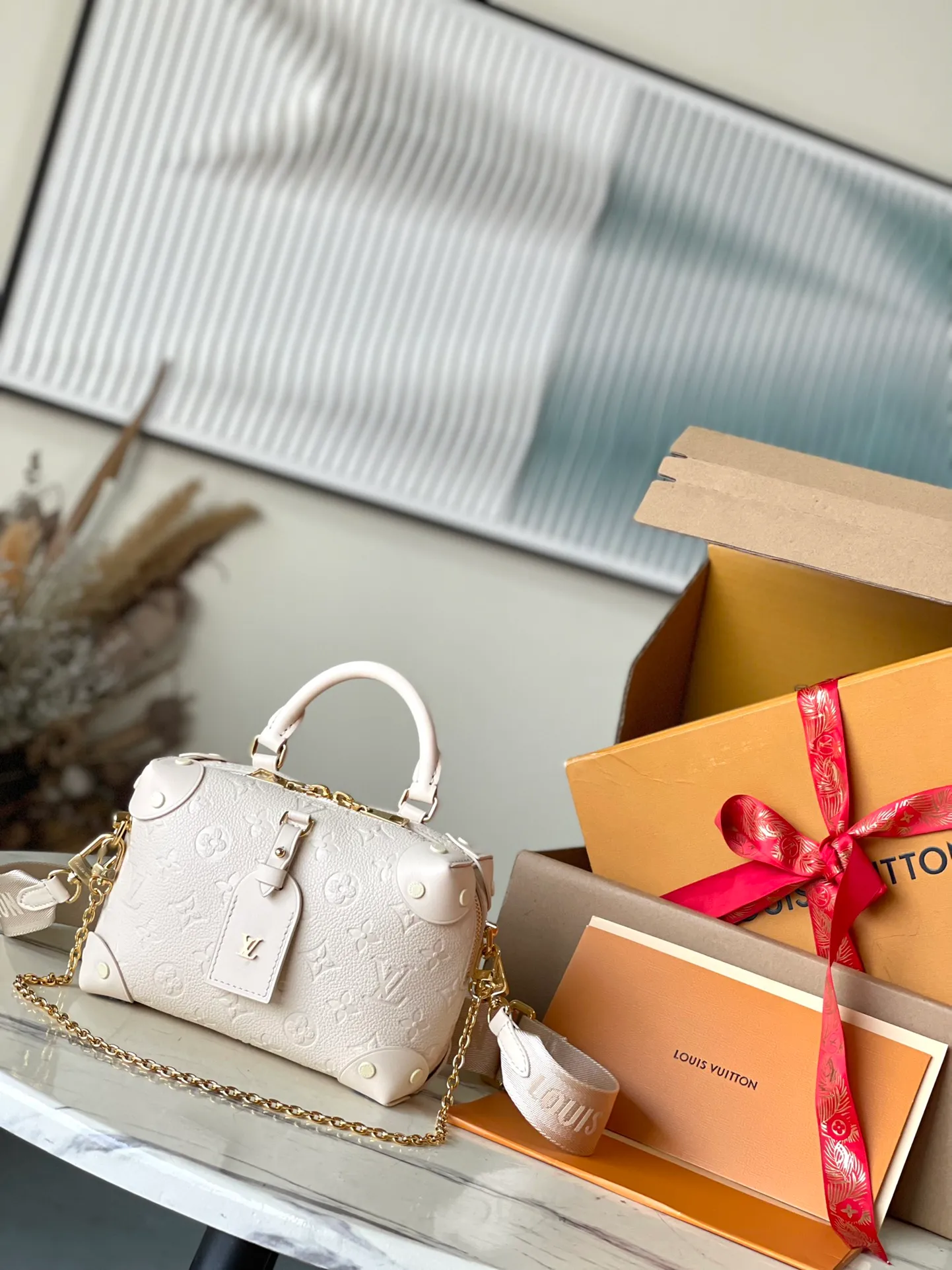 💰1080 (top layer leather) top original order M45394, milky white, supports counter inspection, the photo taken of duty-free goods is consistent with the product without unpacking. This product is an exclusive duty-free product in the market and is the highest-end product. Inspection is supported. This product has passed strict inspection and is flawless. Please wear gloves when touching the product. This product is not returnable or exchangeable. Please confirm the product first and then remove the label on the handle. This product is temporarily not open to the public, only regular customers, and is in short supply. Dimensions: 20 x 14 x 7.5 cm