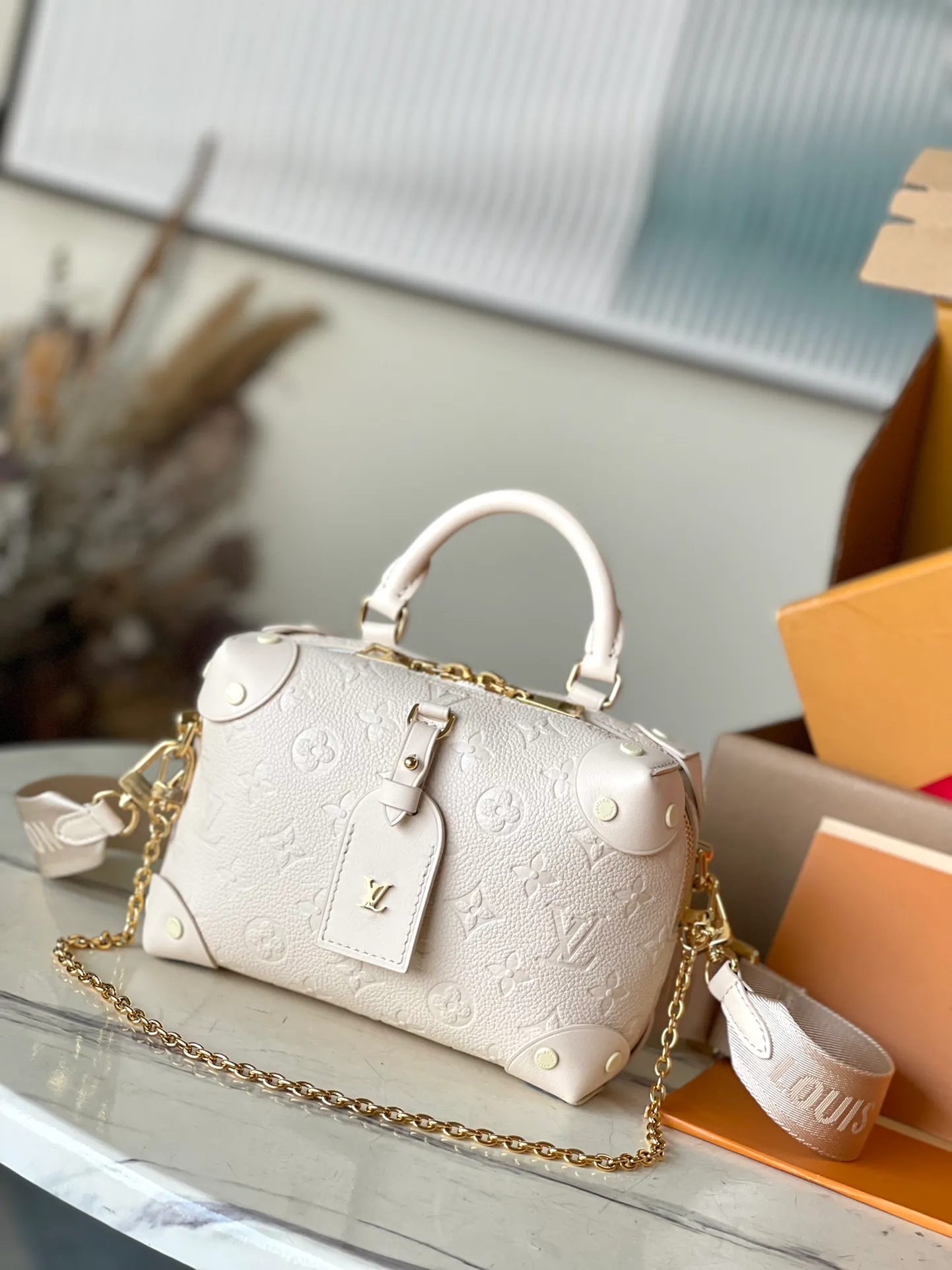 💰1080 (top layer leather) top original order M45394, milky white, supports counter inspection, the photo taken of duty-free goods is consistent with the product without unpacking. This product is an exclusive duty-free product in the market and is the highest-end product. Inspection is supported. This product has passed strict inspection and is flawless. Please wear gloves when touching the product. This product is not returnable or exchangeable. Please confirm the product first and then remove the label on the handle. This product is temporarily not open to the public, only regular customers, and is in short supply. Dimensions: 20 x 14 x 7.5 cm
